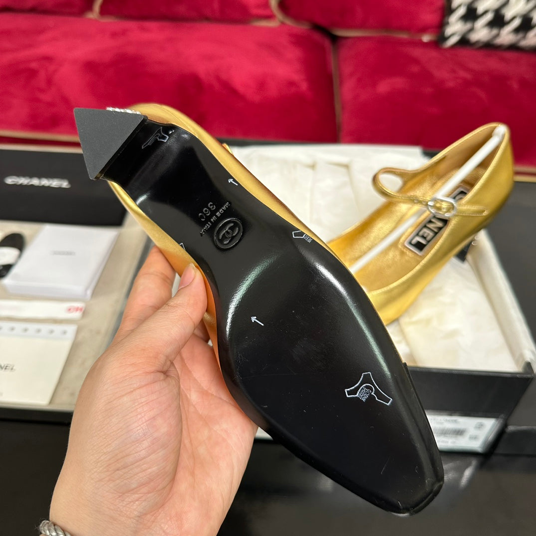 HIGH MARY JANE IN GOLDEN CALFSKIN AND BLACK SATIN - 35