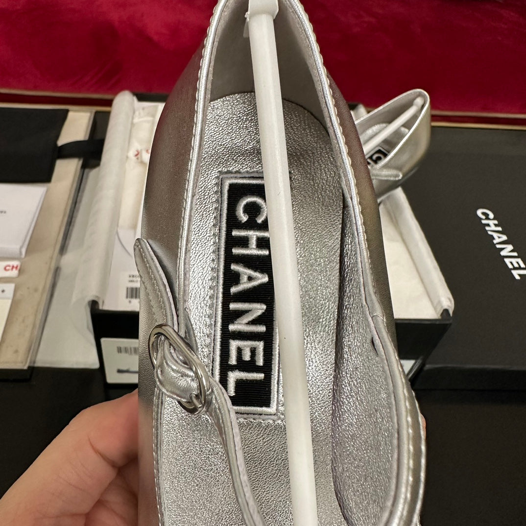HIGH MARY JANE IN SILVER CALFSKIN AND BLACK SATIN - 35