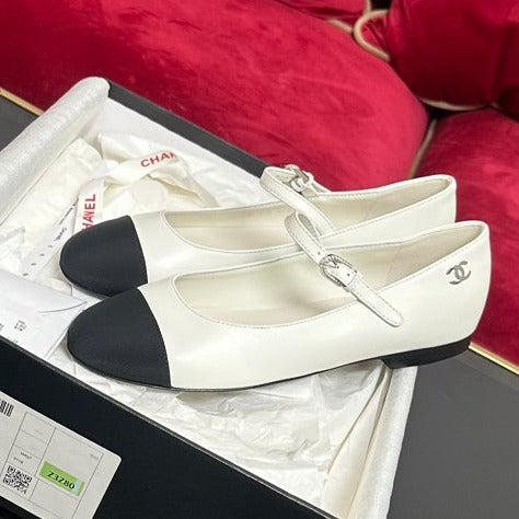 MARY JANE SHOES IN WHITE CALFSKIN AND BLACK SATIN - 35