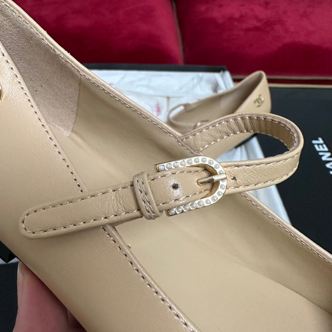 MARY JANE SHOES IN BEIGE CREAM CALFSKIN AND BLACK SATIN - 35