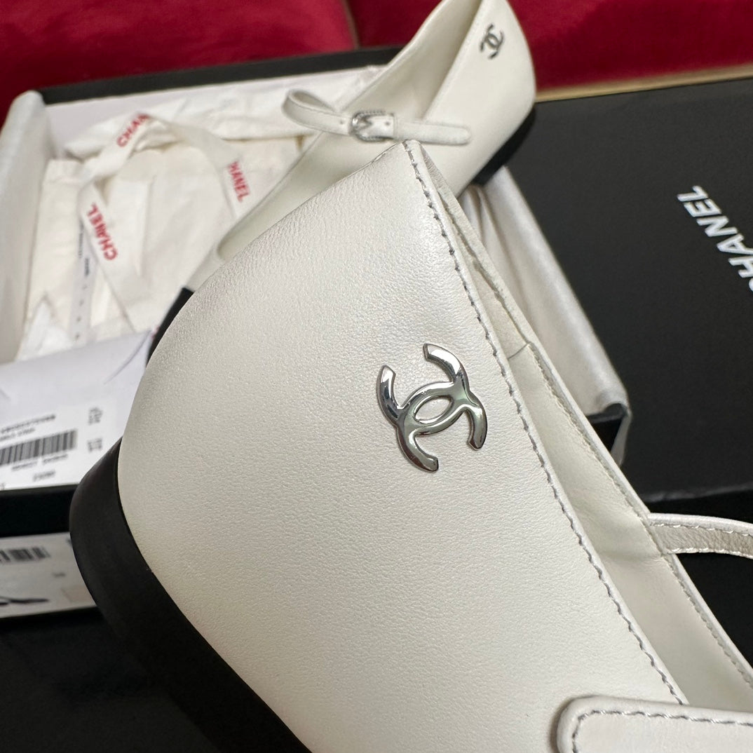 MARY JANE SHOES IN WHITE CALFSKIN AND BLACK SATIN - 35