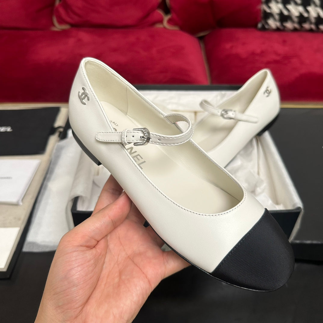 MARY JANE SHOES IN WHITE CALFSKIN AND BLACK SATIN - 35