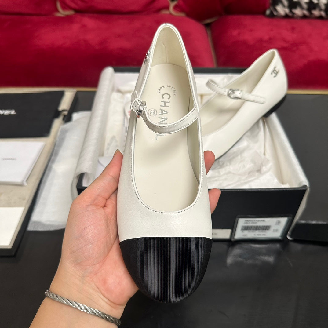 MARY JANE SHOES IN WHITE CALFSKIN AND BLACK SATIN - 35