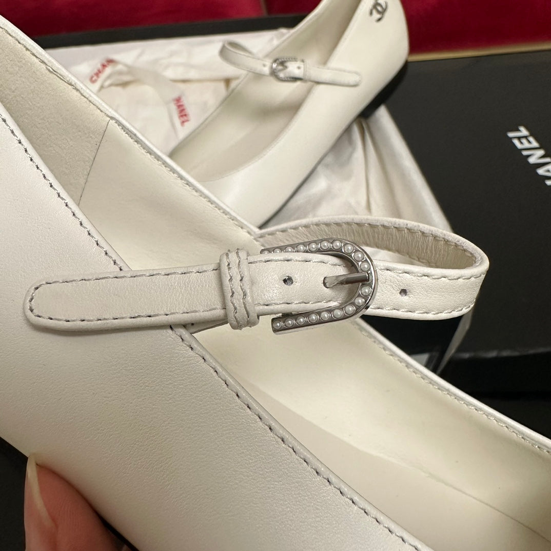 MARY JANE SHOES IN WHITE CALFSKIN AND BLACK SATIN - 35