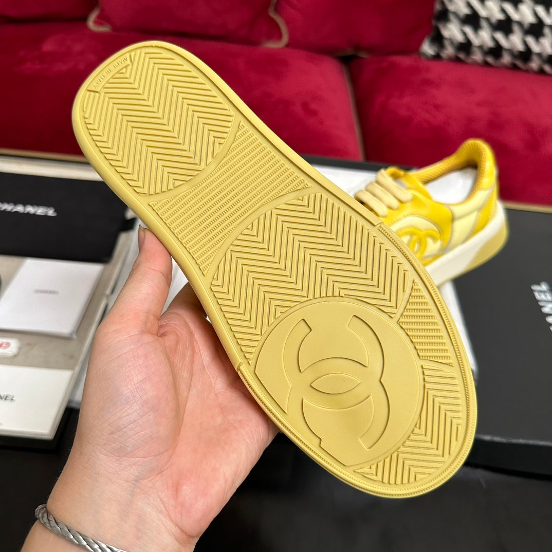 TRAINERS IN BRIGHT YELLOW SHINY CALFSKIN - 34