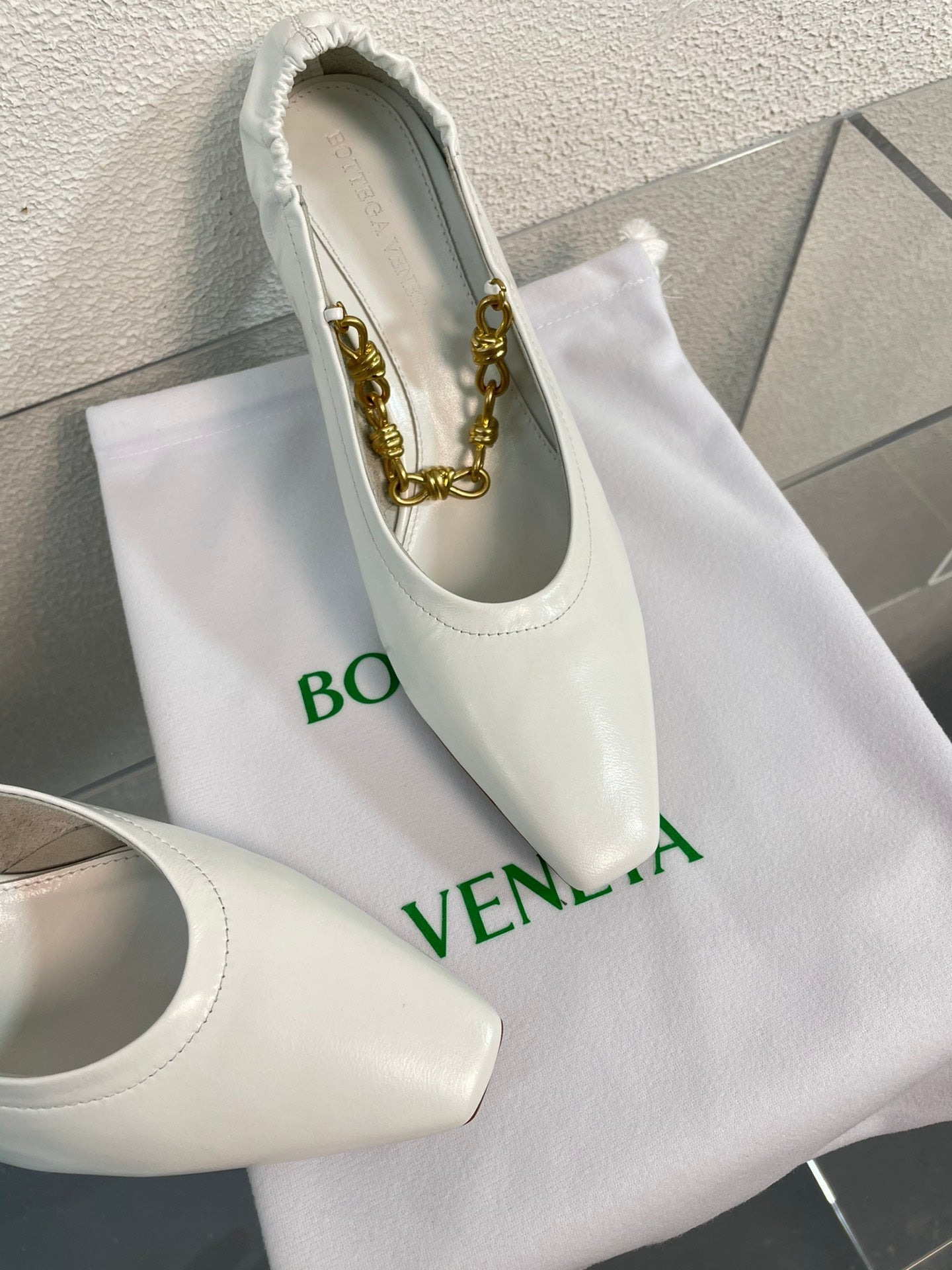SHARP CHAIN PUMP 6 CM IN WHITE CALFSKIN - 34