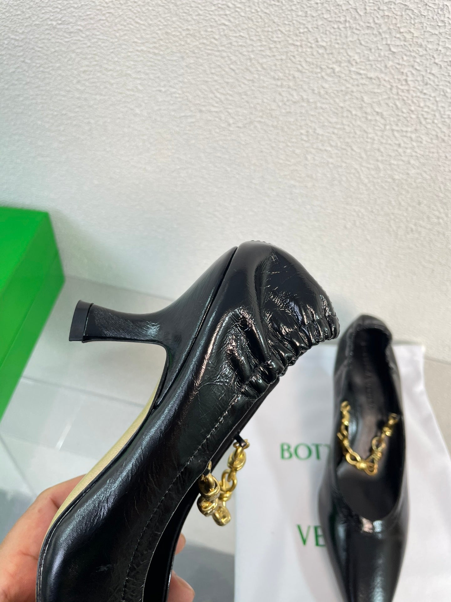 SHARP CHAIN PUMP 6 CM IN BLACK CALFSKIN - 34