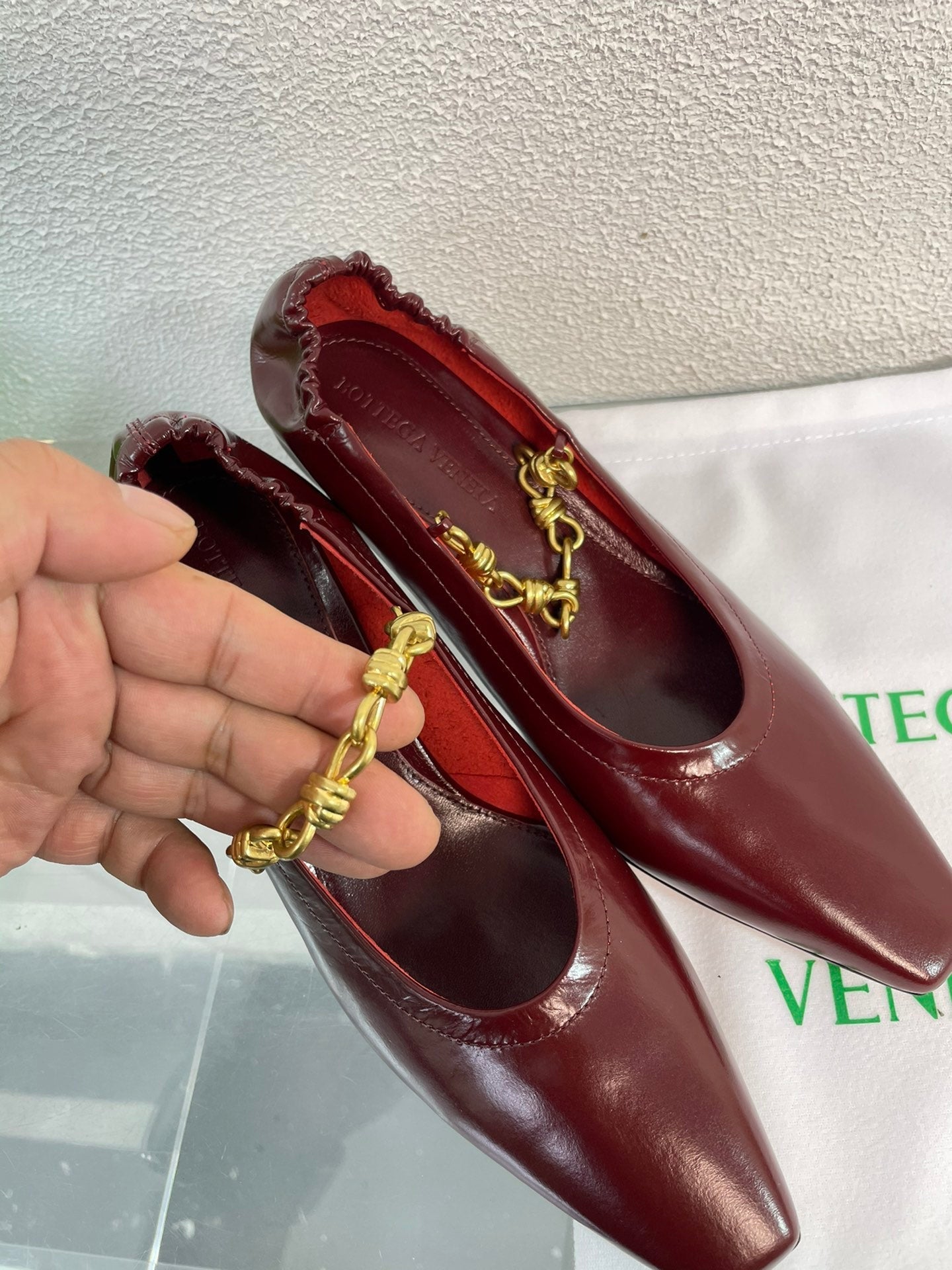 SHARP CHAIN PUMP 6 CM IN MAHOGANY RED CALFSKIN - 34