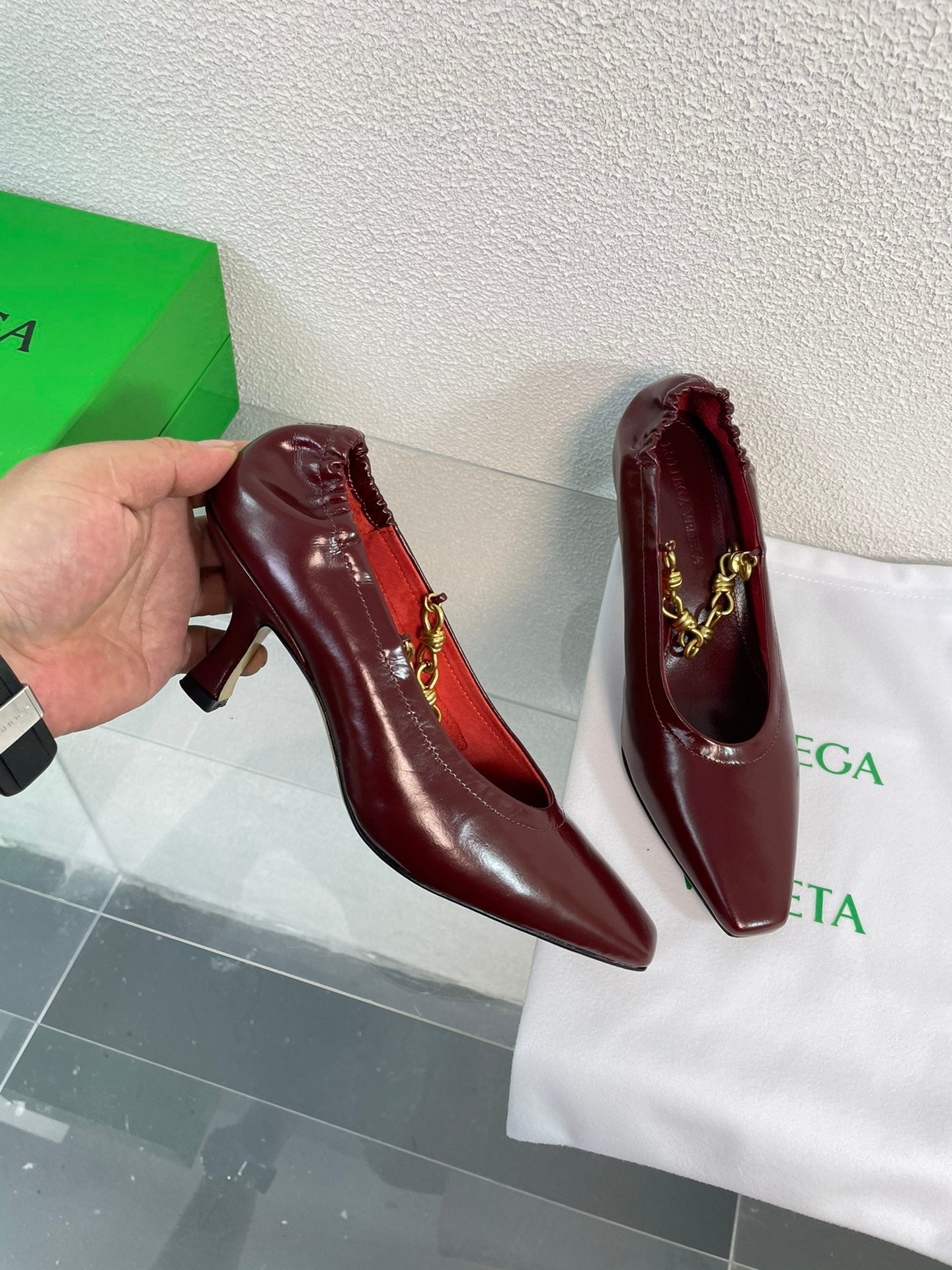 SHARP CHAIN PUMP 6 CM IN MAHOGANY RED CALFSKIN - 34