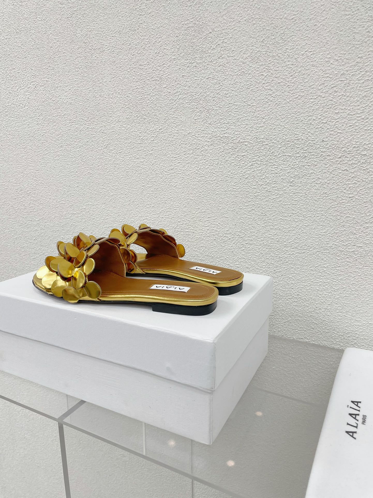 ALAIA FLAT MULE IN GOLDEN GLOSSY LAMBSKIN - 34