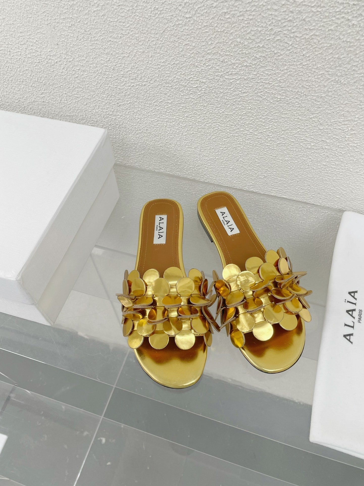 ALAIA FLAT MULE IN GOLDEN GLOSSY LAMBSKIN - 34