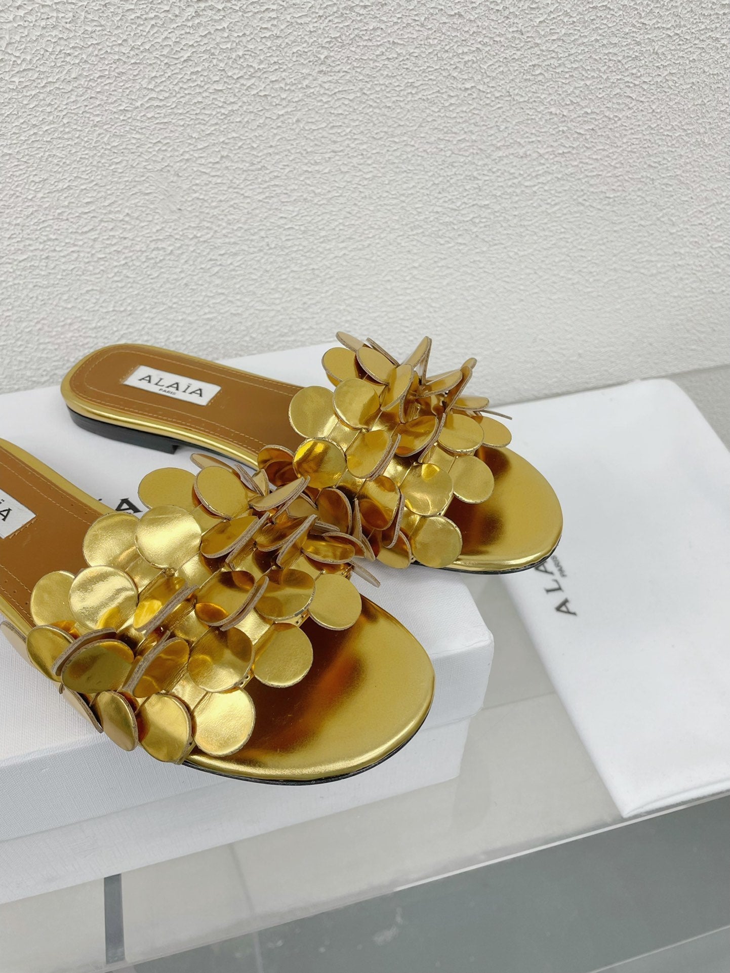 ALAIA FLAT MULE IN GOLDEN GLOSSY LAMBSKIN - 34