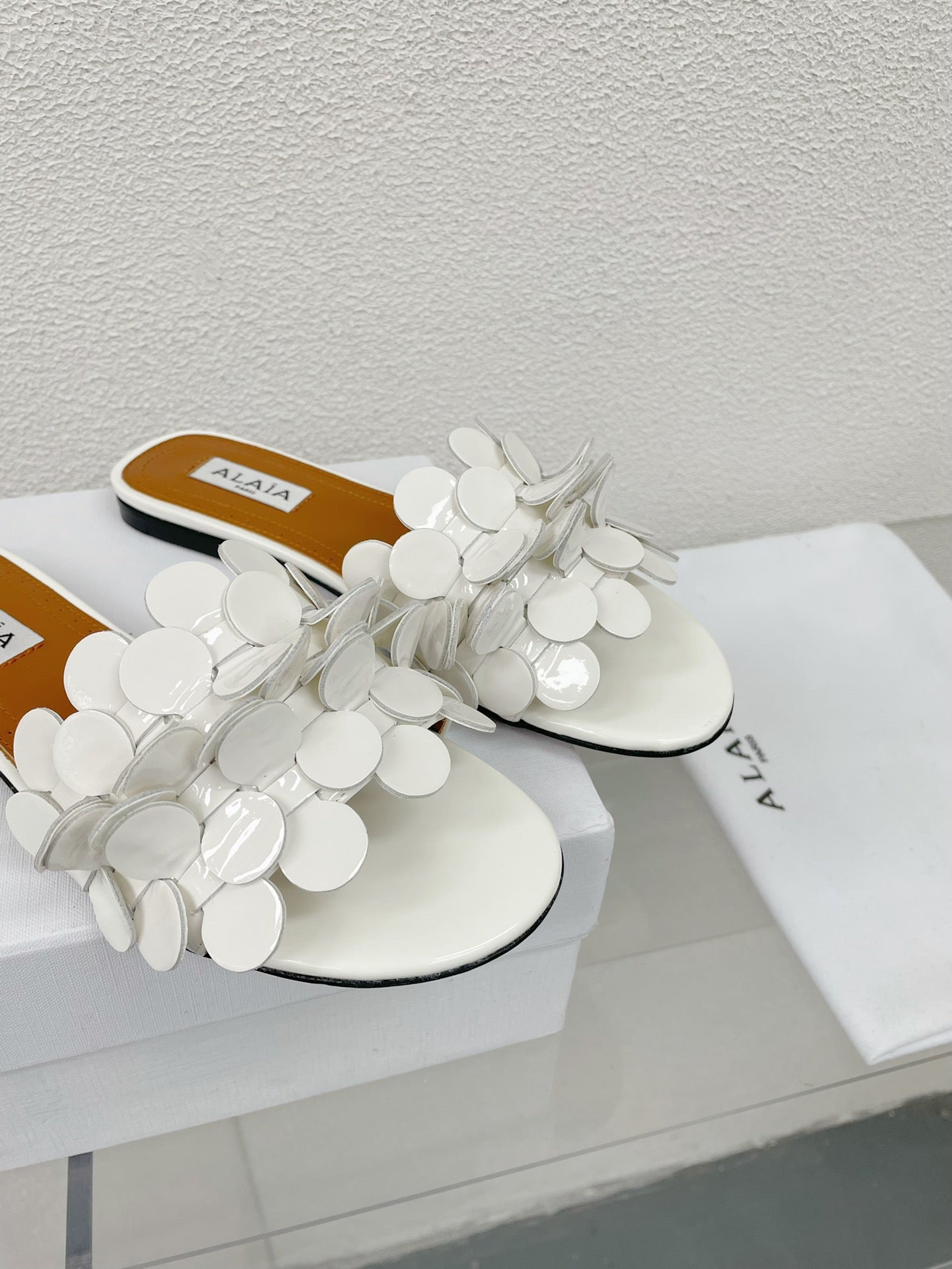 ALAIA FLAT MULE IN WHITE GLOSSY LAMBSKIN - 34