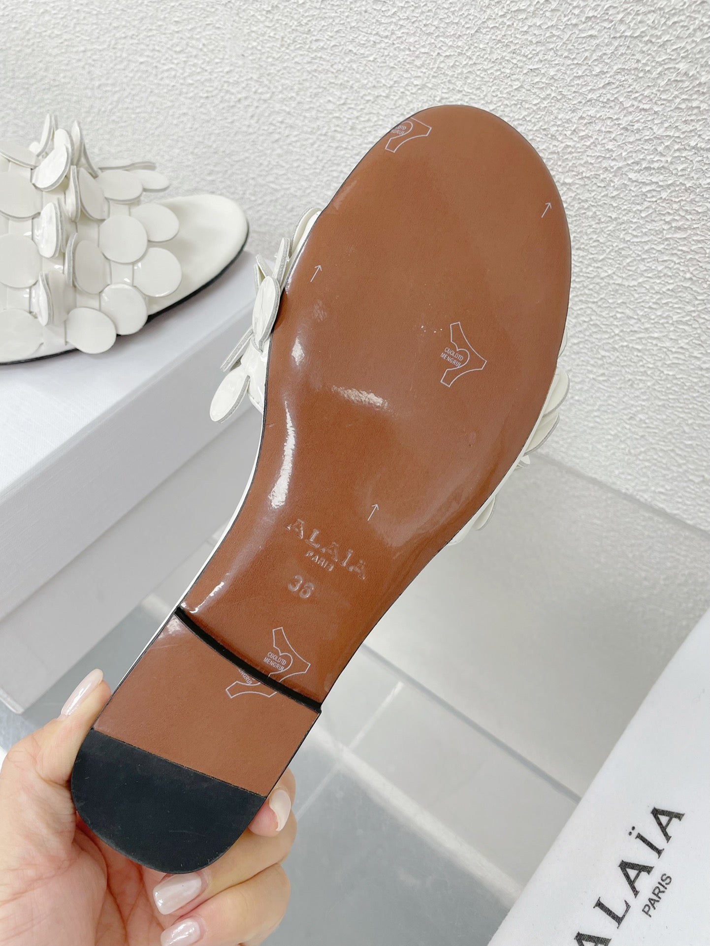 ALAIA FLAT MULE IN WHITE GLOSSY LAMBSKIN - 34