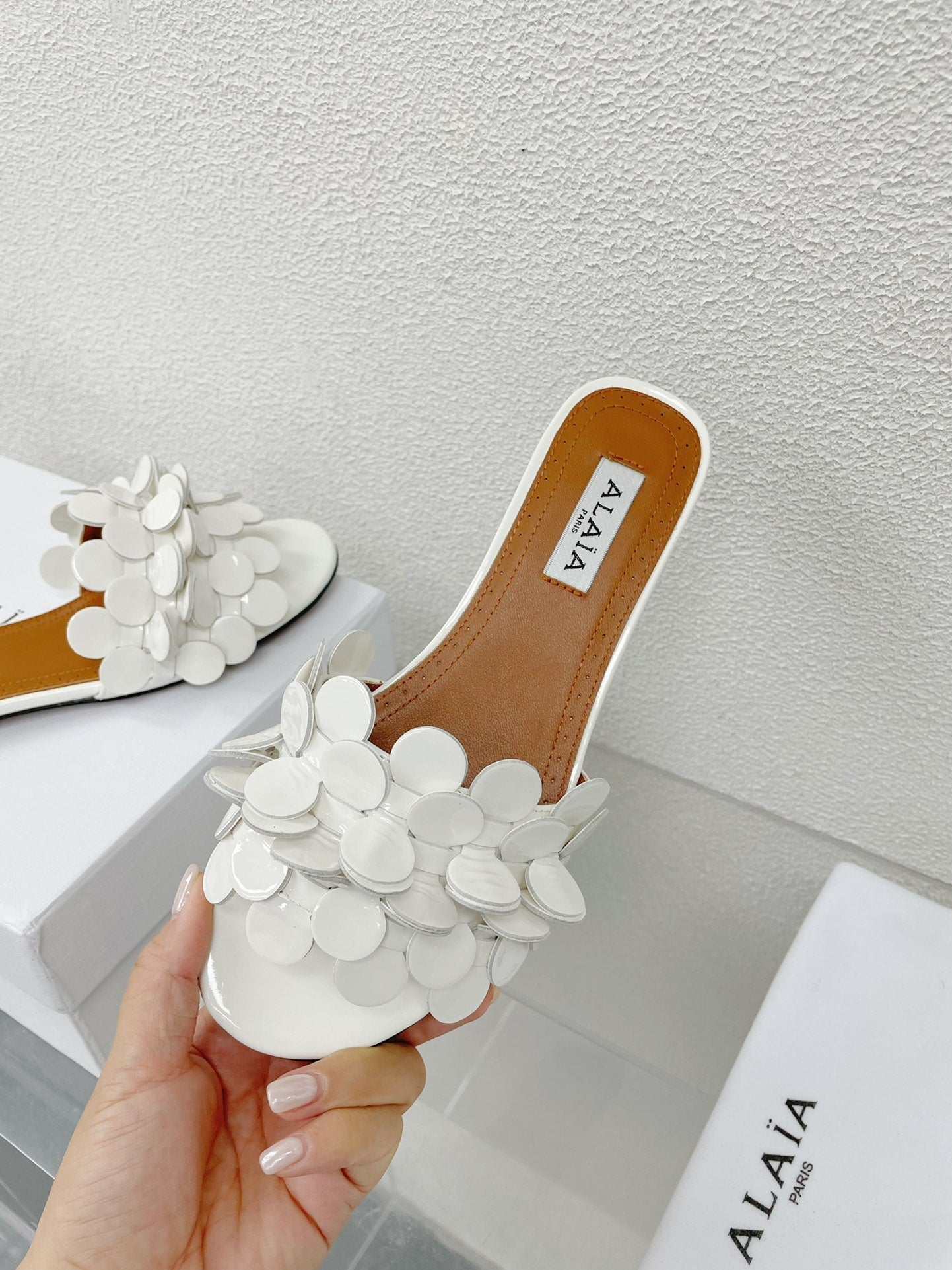 ALAIA FLAT MULE IN WHITE GLOSSY LAMBSKIN - 34