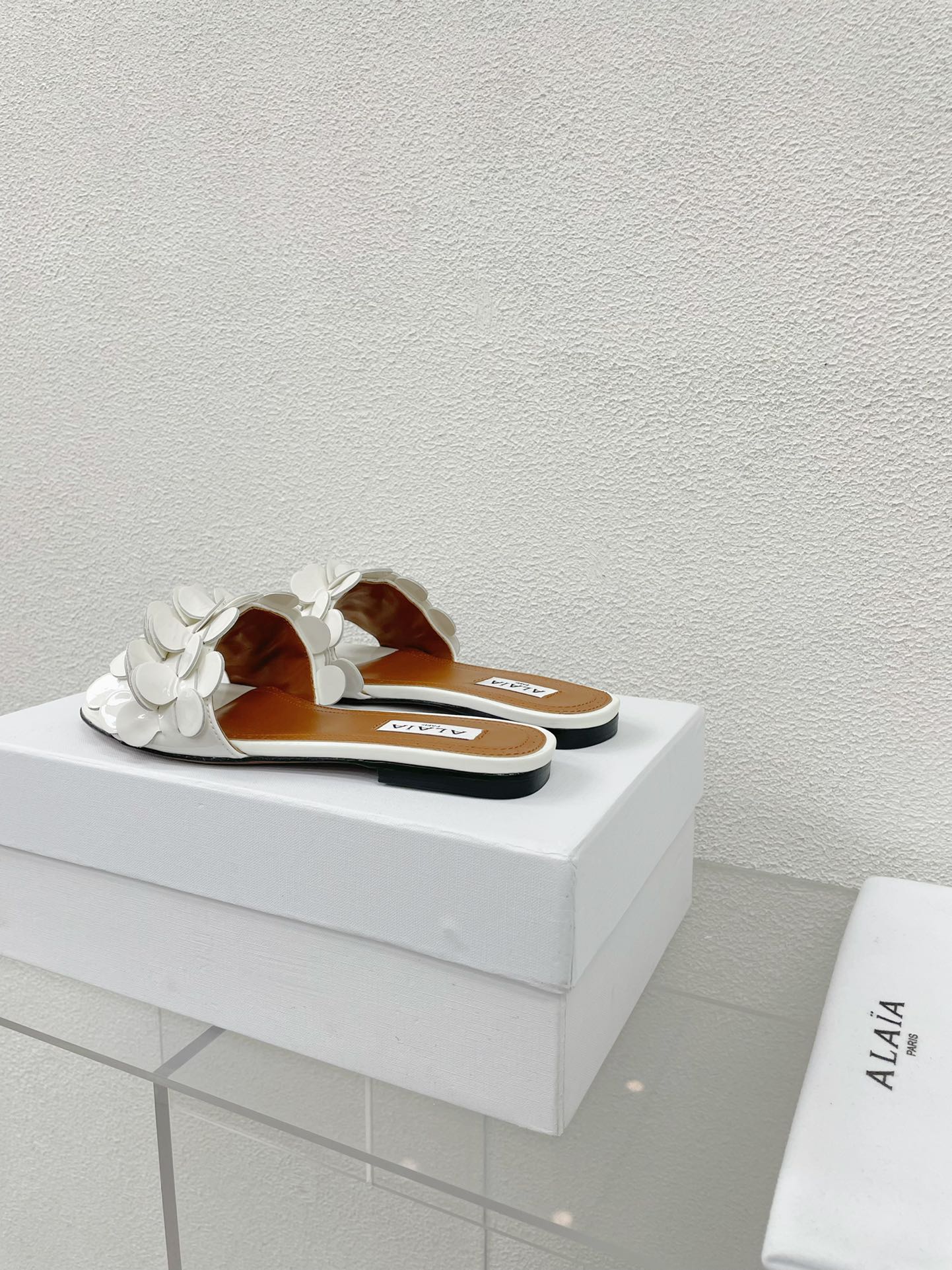 ALAIA FLAT MULE IN WHITE GLOSSY LAMBSKIN - 34