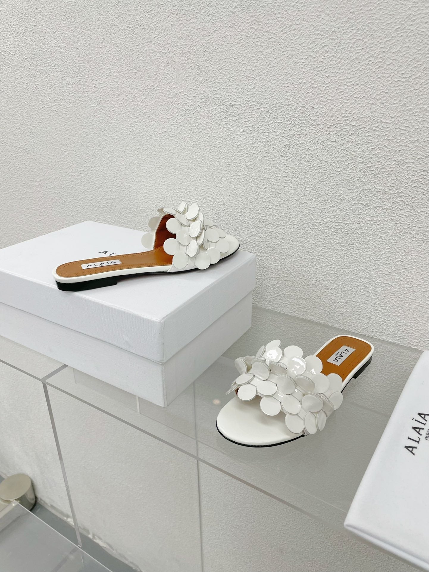 ALAIA FLAT MULE IN WHITE GLOSSY LAMBSKIN - 34
