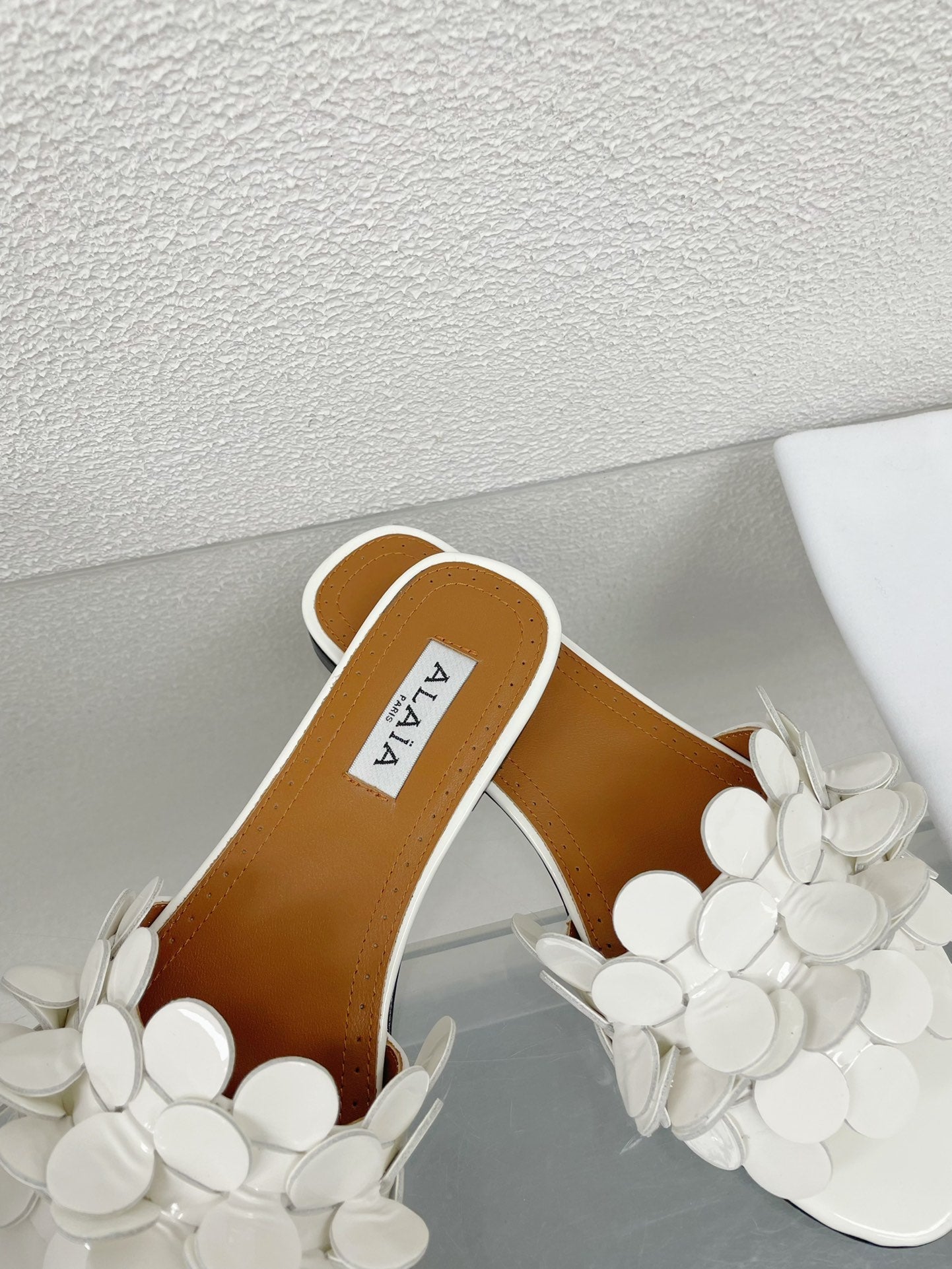 ALAIA FLAT MULE IN WHITE GLOSSY LAMBSKIN - 34
