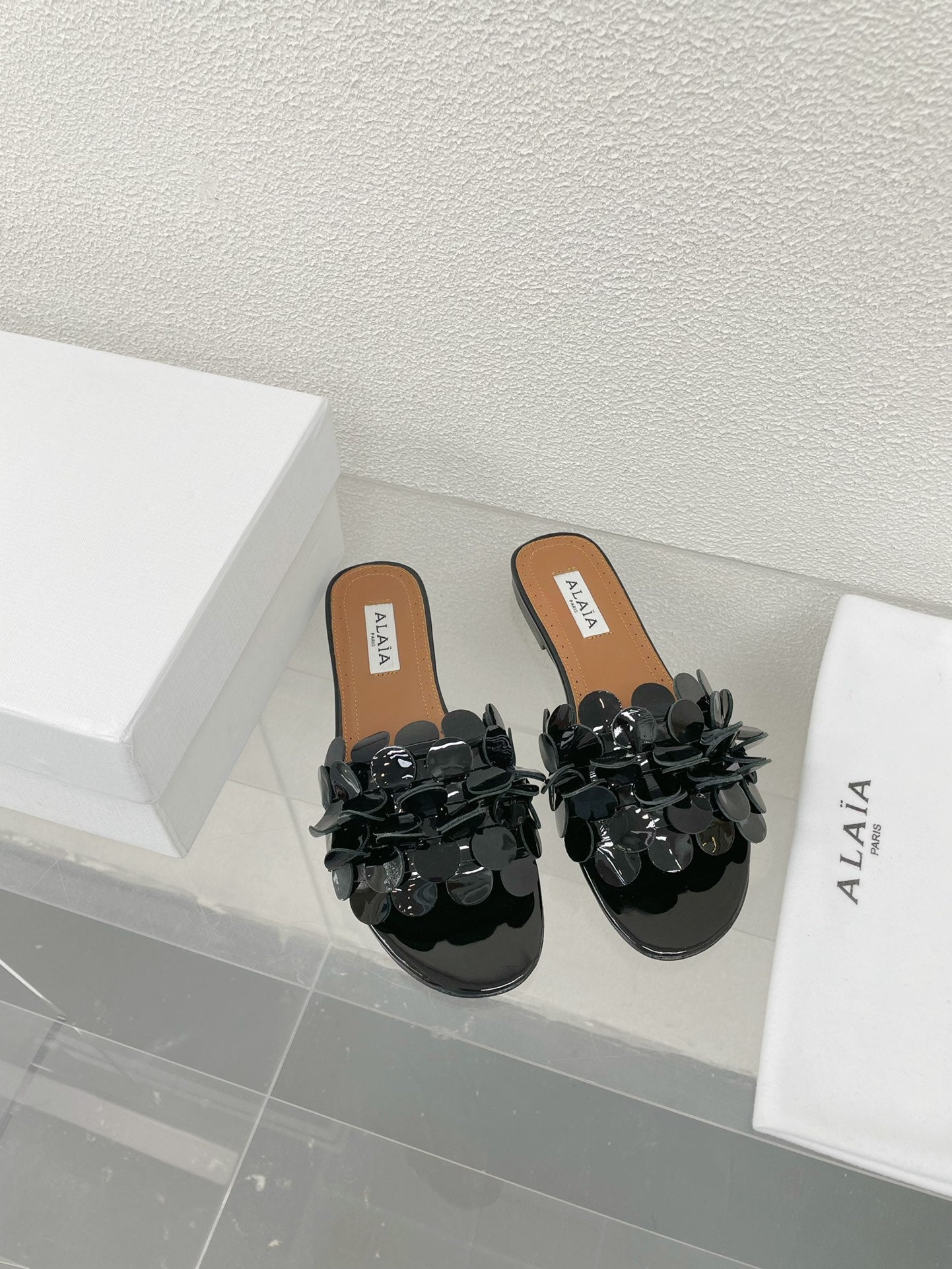ALAIA FLAT MULE IN BLACK GLOSSY LAMBSKIN - 34