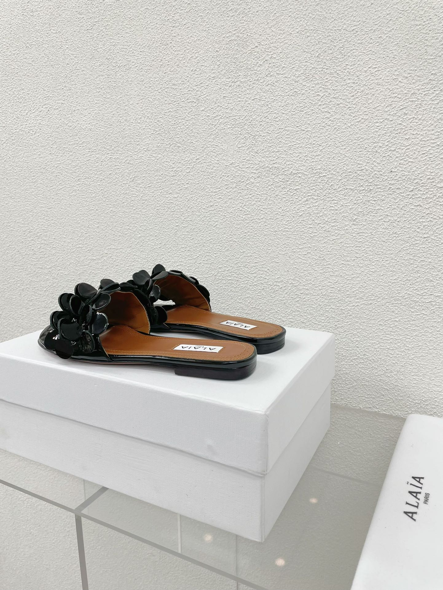 ALAIA FLAT MULE IN BLACK GLOSSY LAMBSKIN - 34