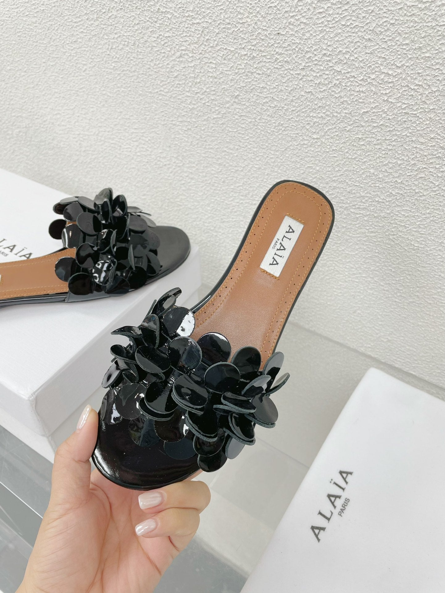 ALAIA FLAT MULE IN BLACK GLOSSY LAMBSKIN - 34