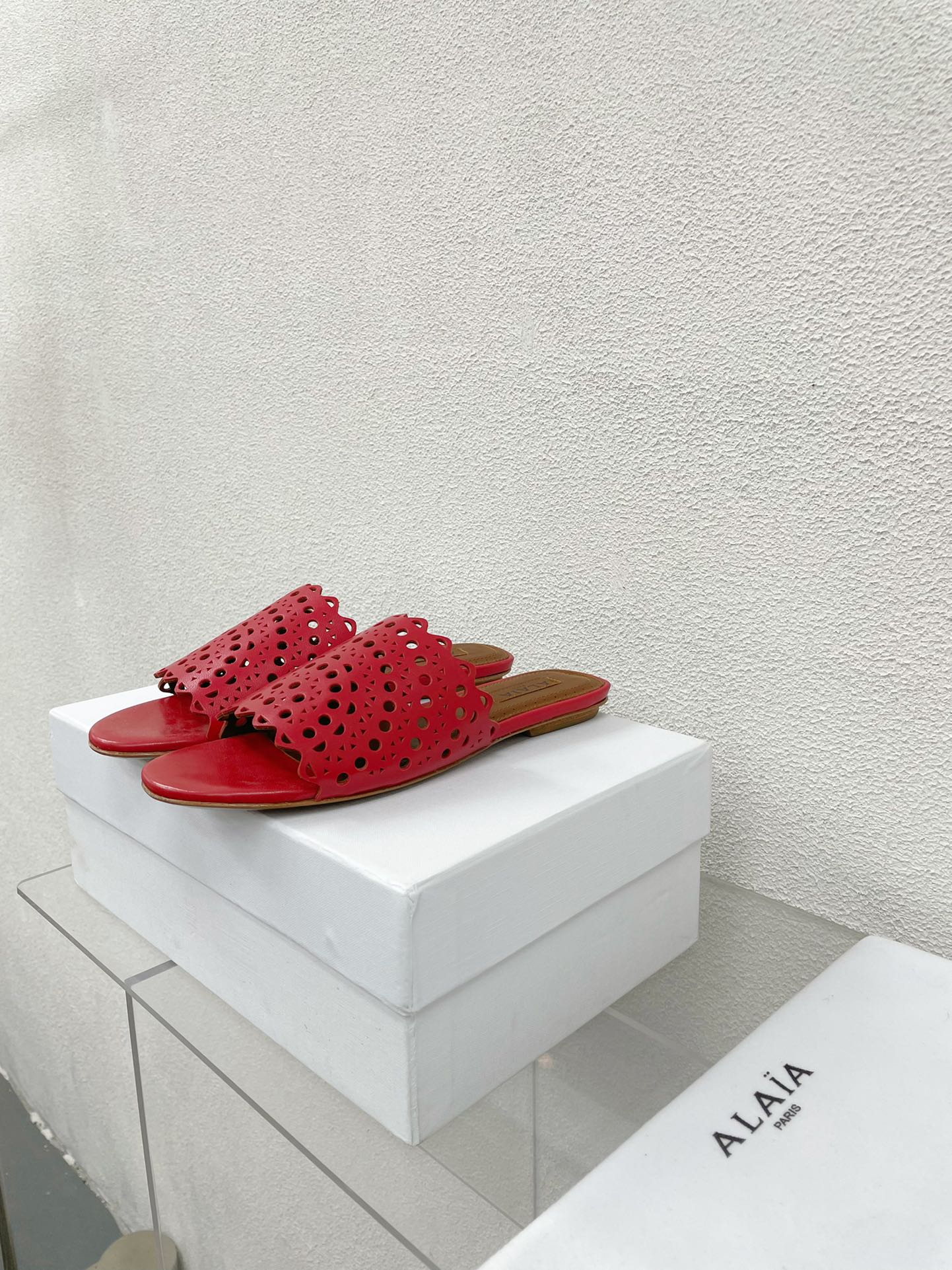 ALAIA VIENNE FLAT MULES IN CHERRY RED LAMBSKIN - 34