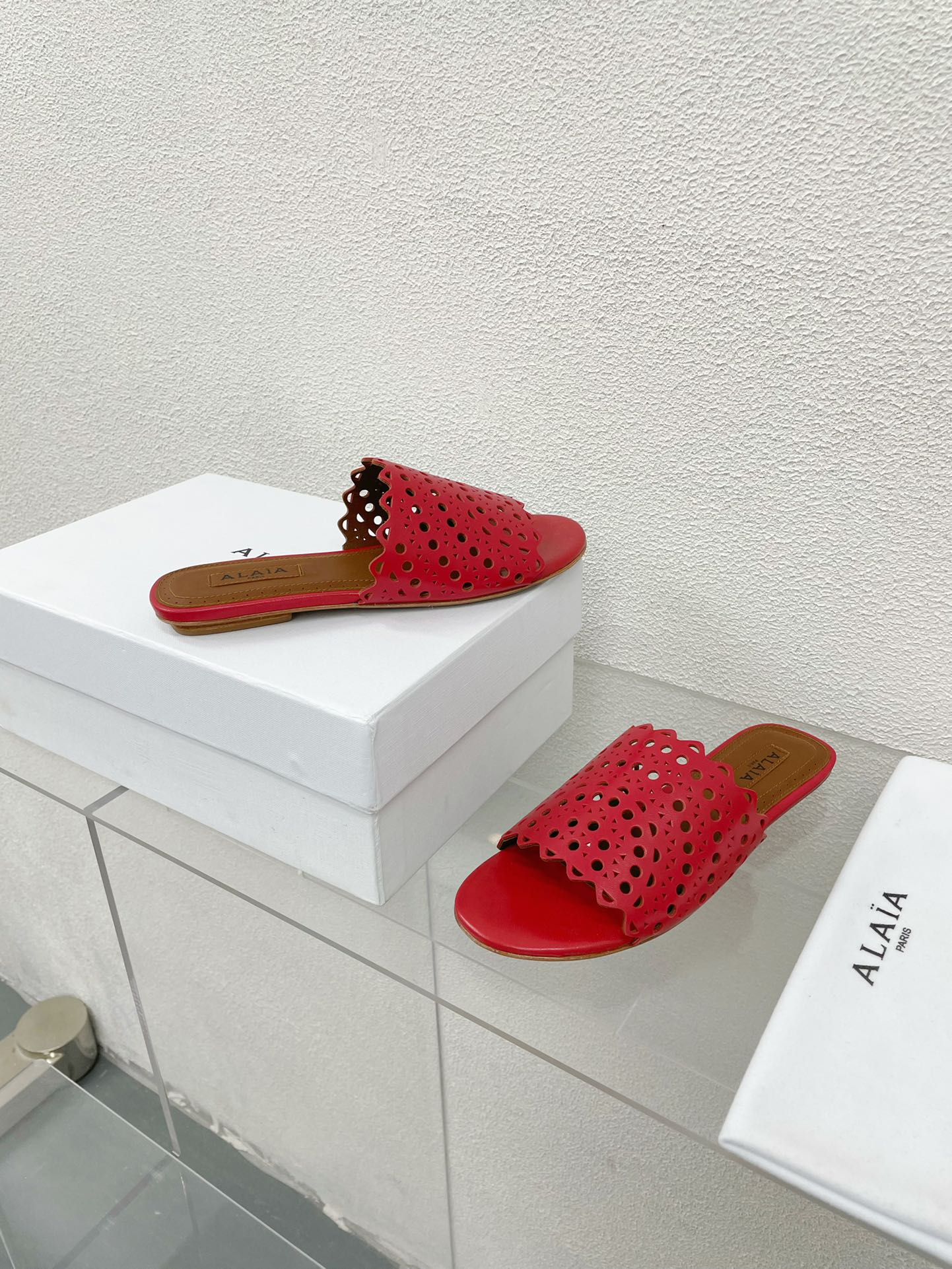 ALAIA VIENNE FLAT MULES IN CHERRY RED LAMBSKIN - 34