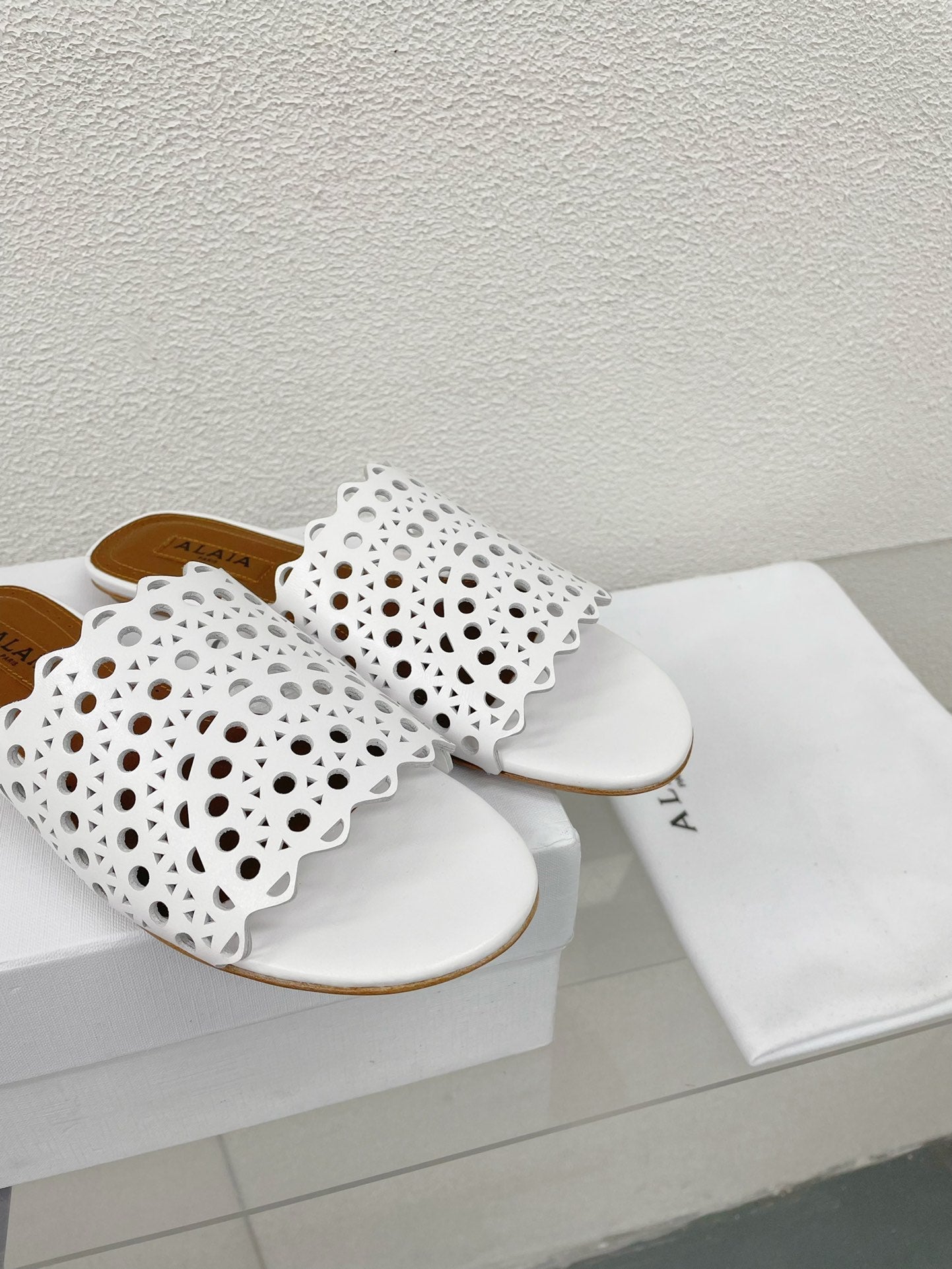 ALAIA VIENNE FLAT MULES IN WHITE LAMBSKIN - 34