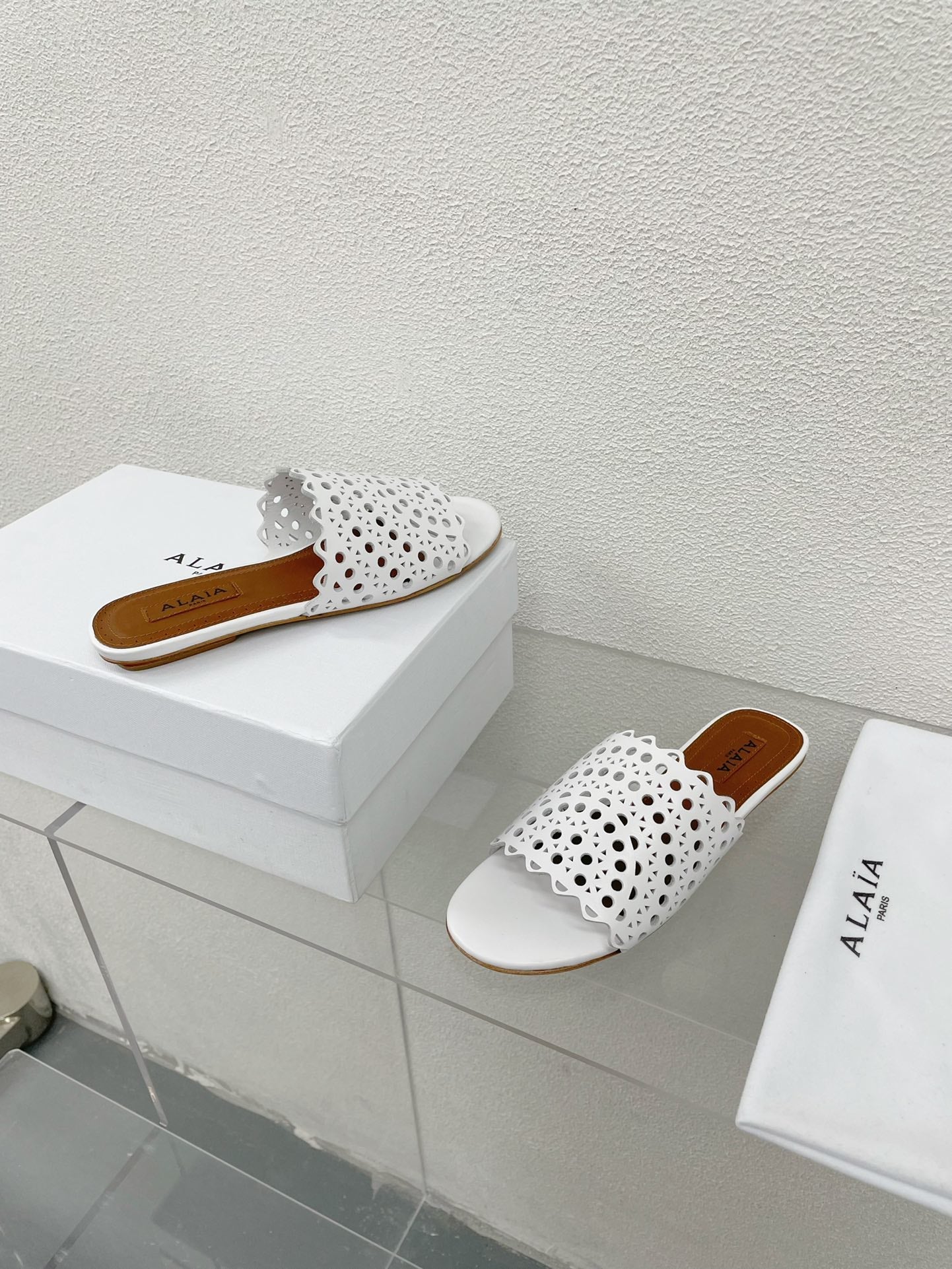 ALAIA VIENNE FLAT MULES IN WHITE LAMBSKIN - 34