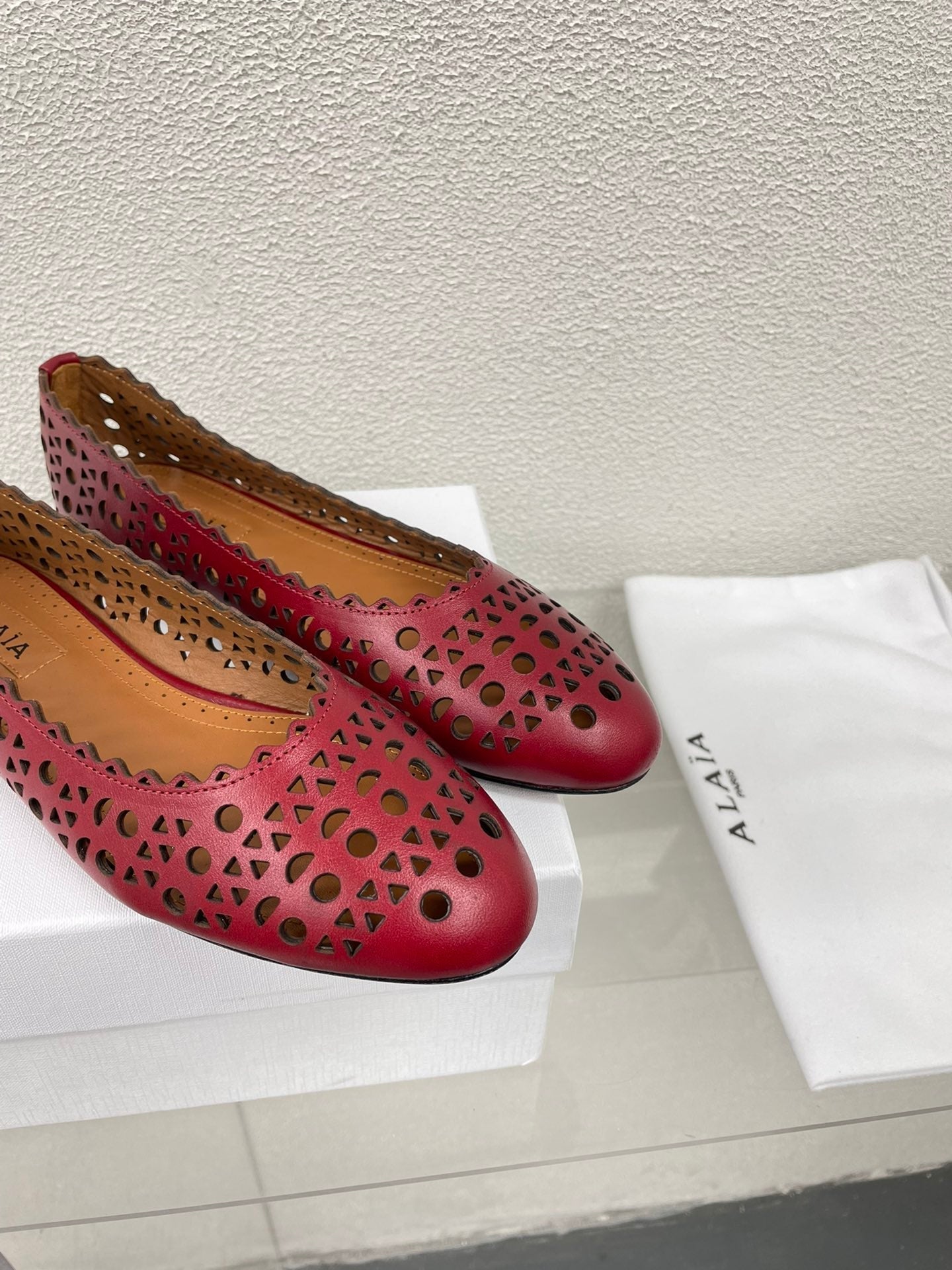 ALAIA BALLET FLAT IN BURGUNDY RED MESH LAMBSKIN - 34
