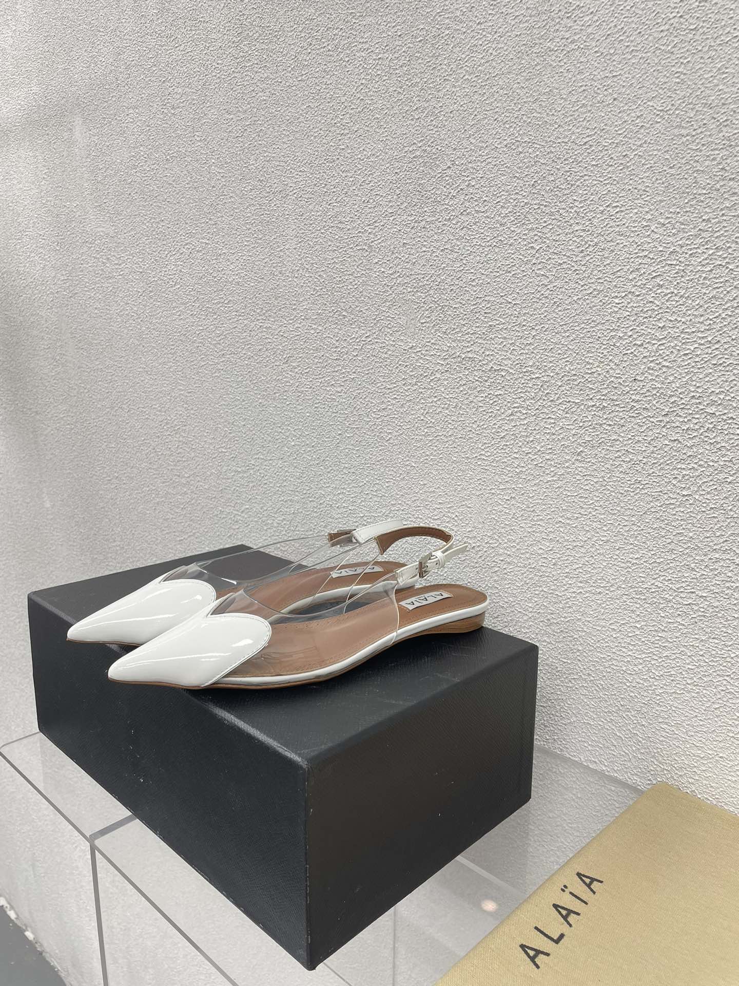 ALAIA LE COEUR FLAT SLINGBACKS IN WHITE PATENT LAMBSKIN - 34