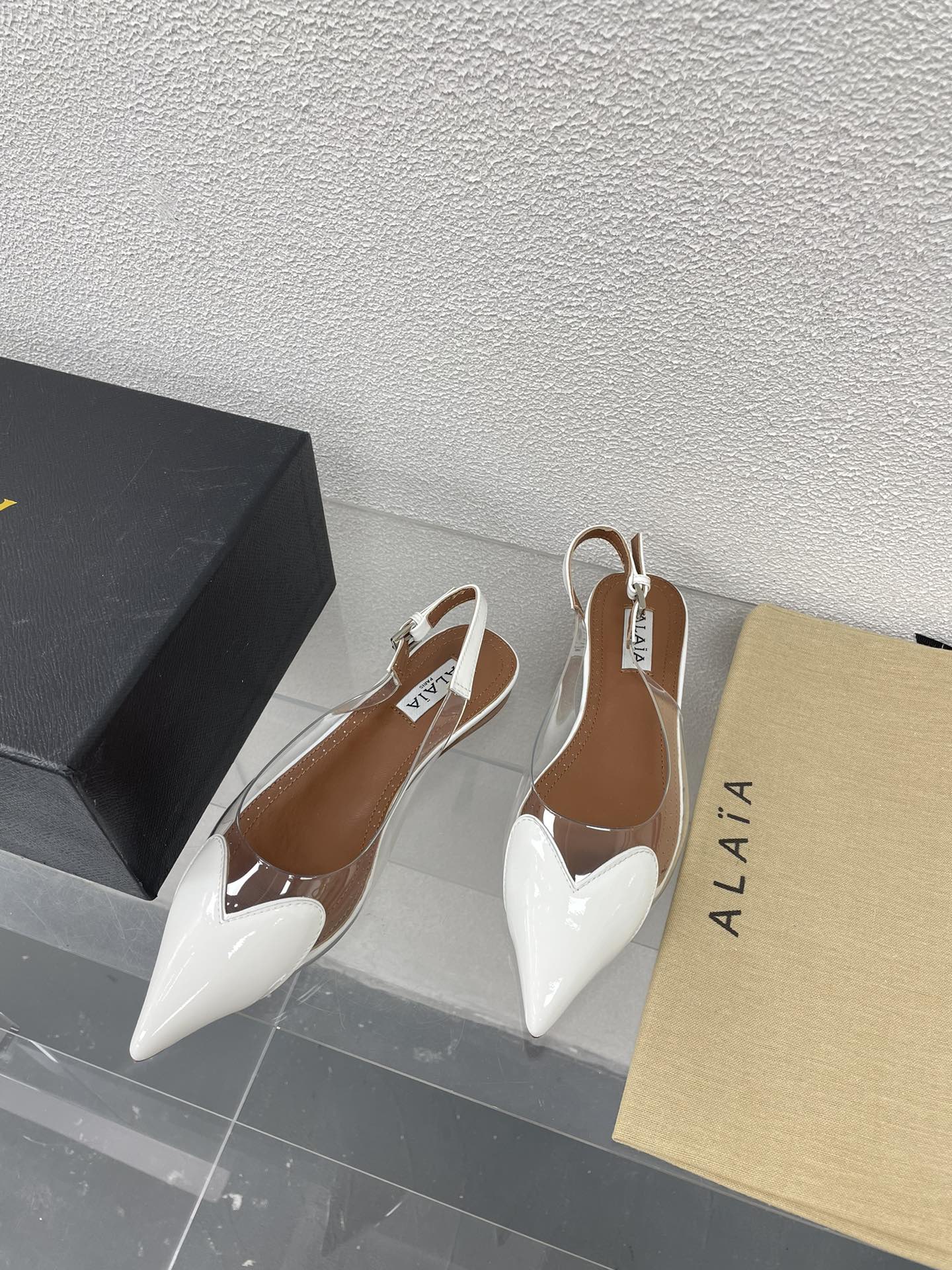 ALAIA LE COEUR FLAT SLINGBACKS IN WHITE PATENT LAMBSKIN - 34