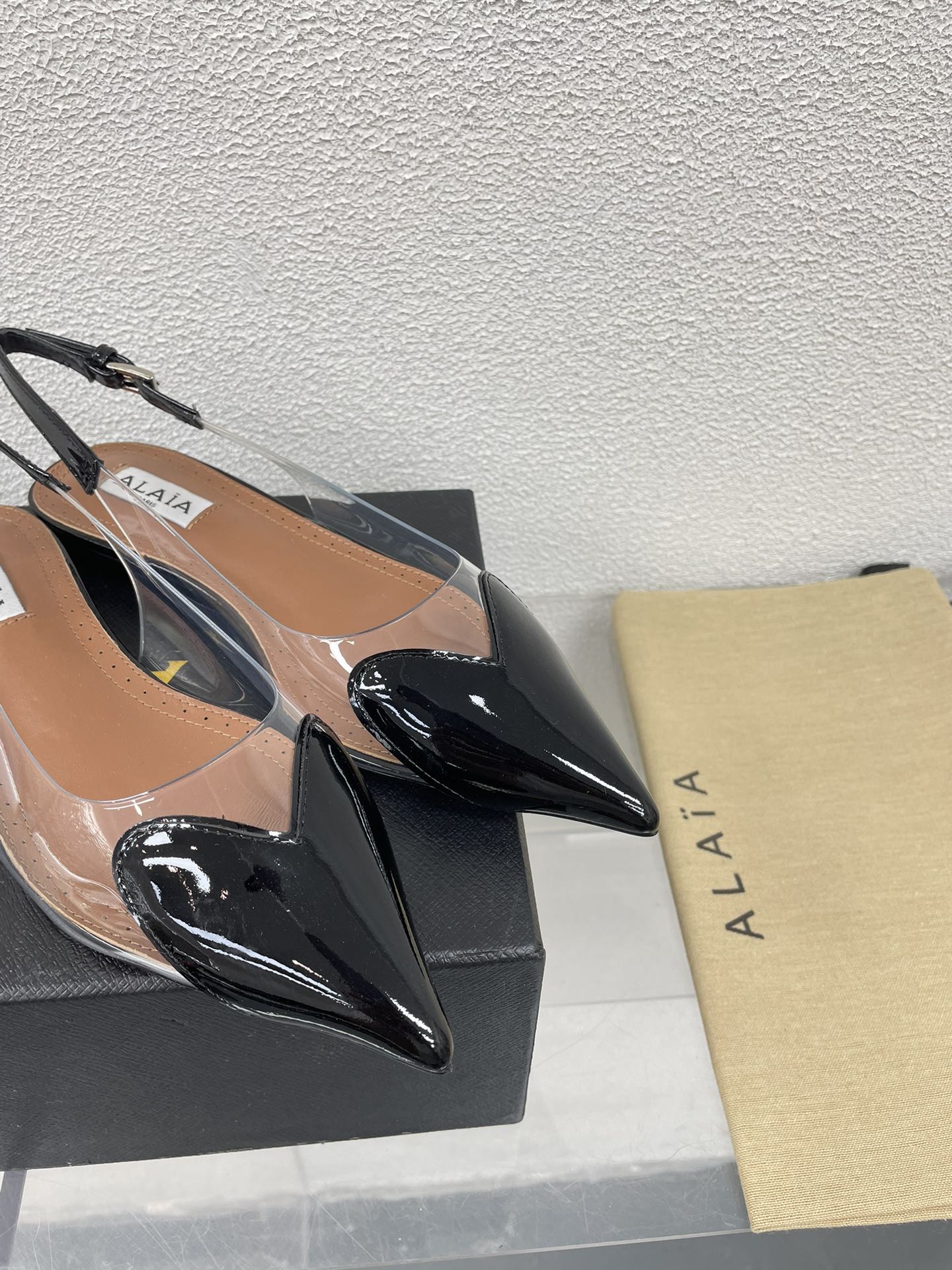 ALAIA LE COEUR FLAT SLINGBACKS IN BLACK PATENT LAMBSKIN - 34