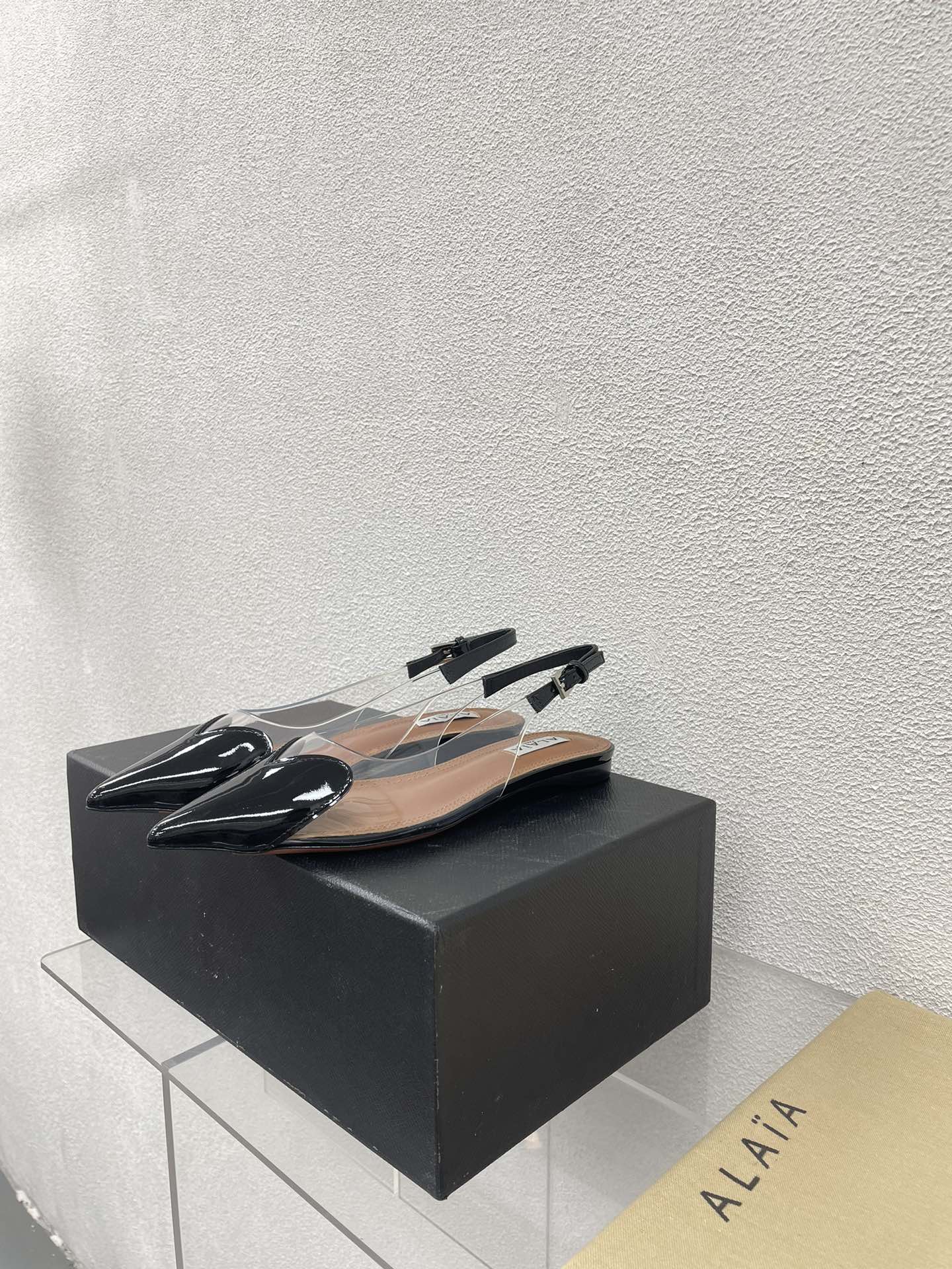 ALAIA LE COEUR FLAT SLINGBACKS IN BLACK PATENT LAMBSKIN - 34