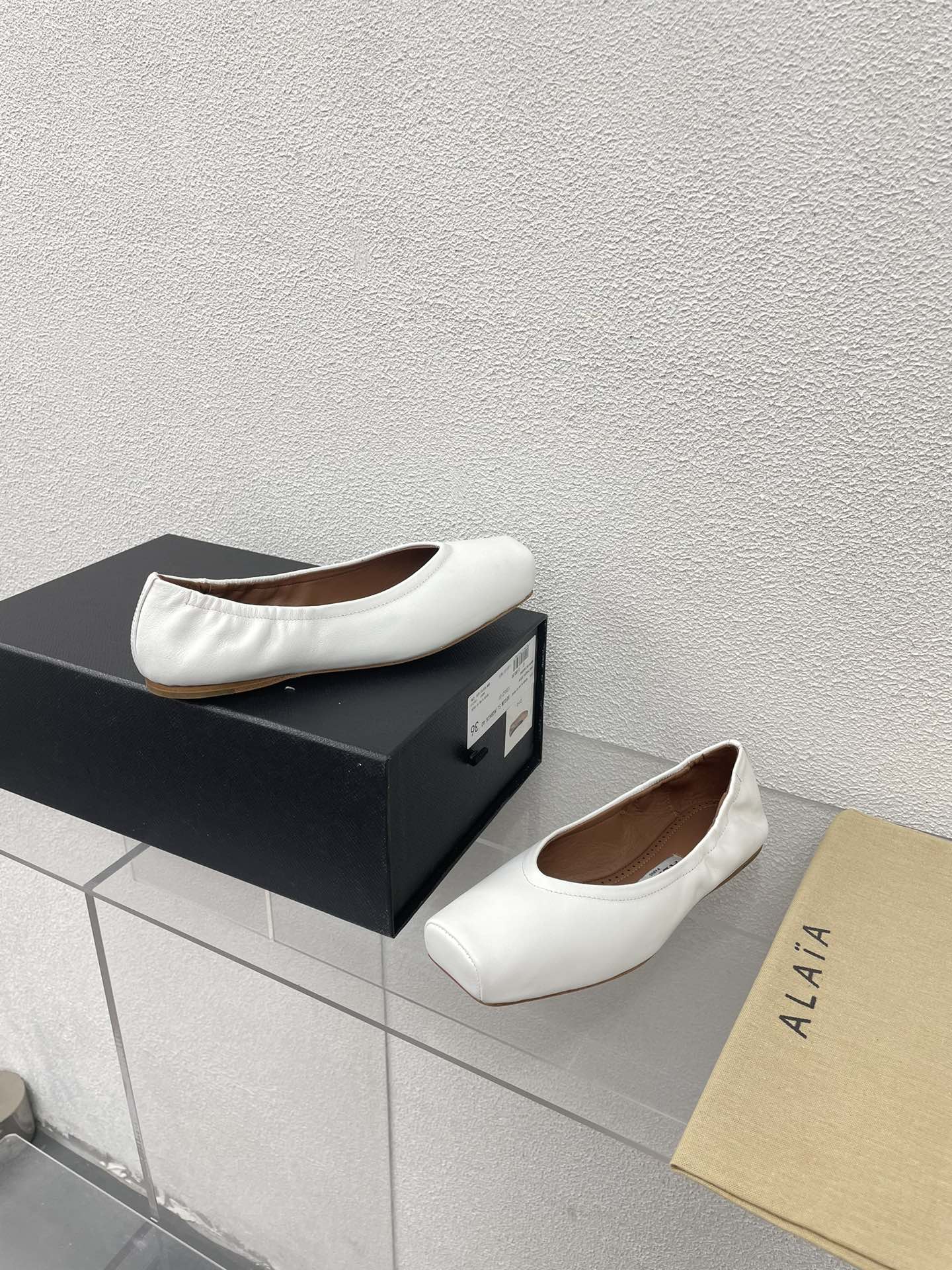 ALAIA BALLET FLATS IN WHITE CALFSKIN - 34