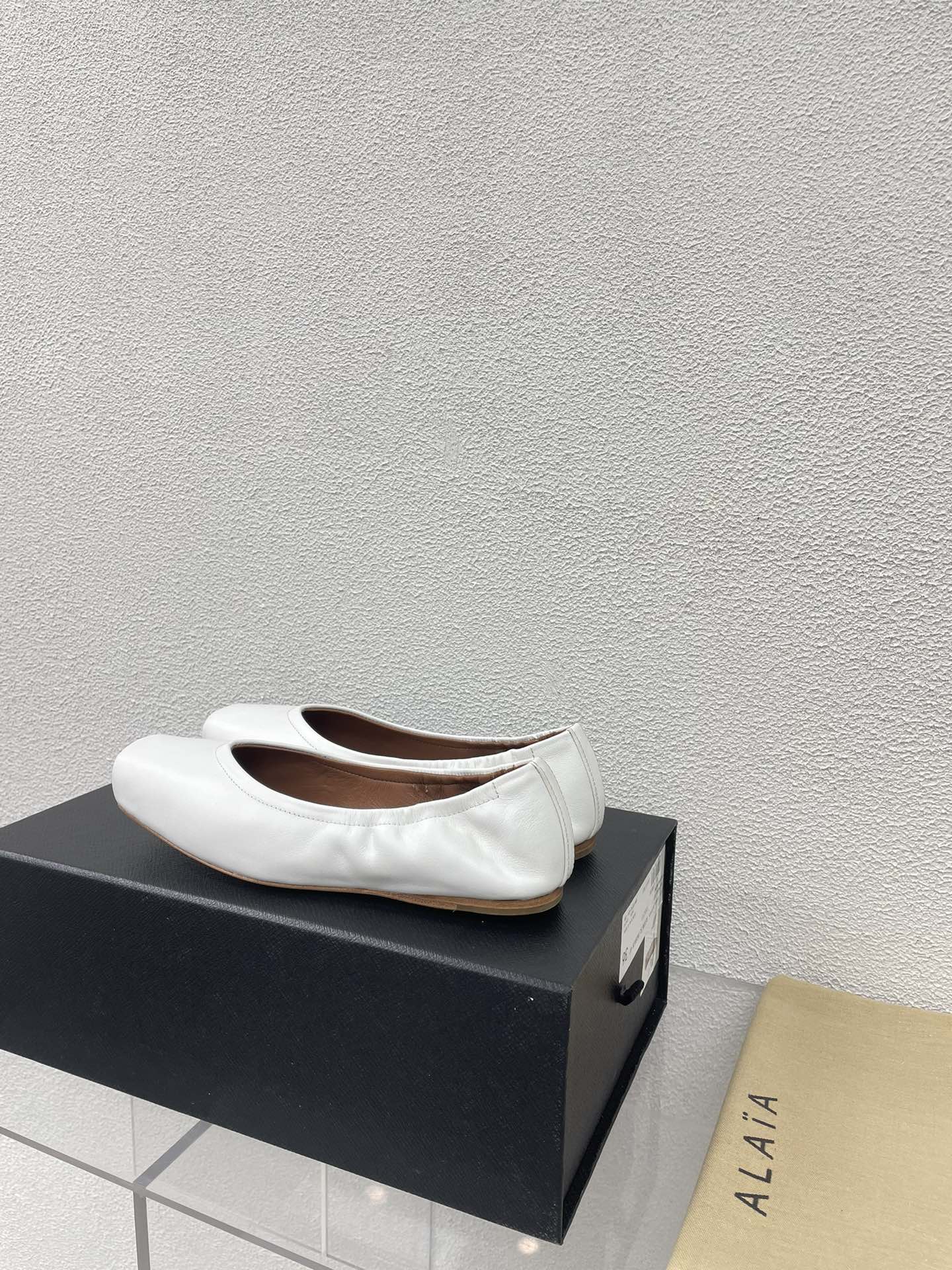 ALAIA BALLET FLATS IN WHITE CALFSKIN - 34