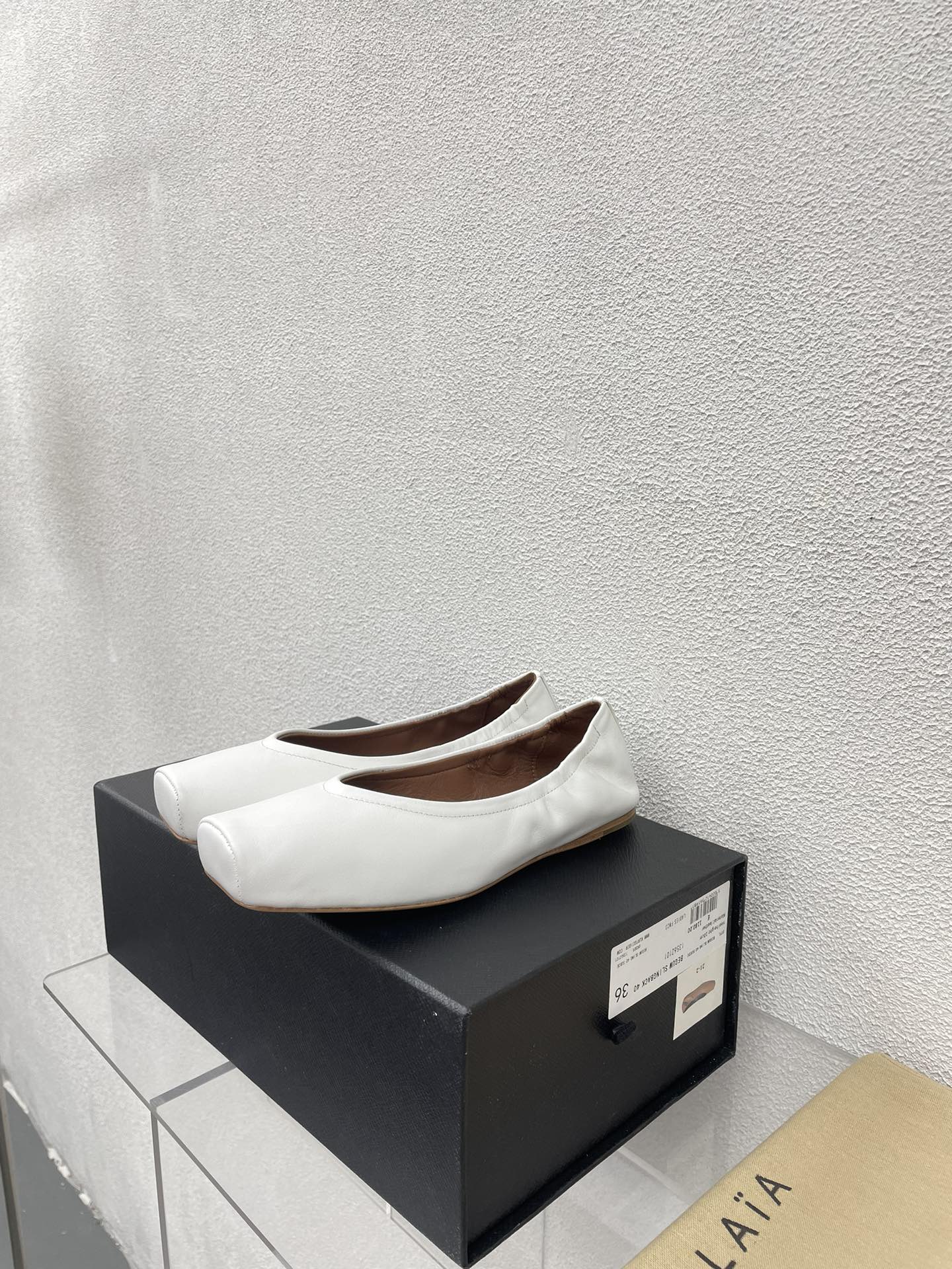 ALAIA BALLET FLATS IN WHITE CALFSKIN - 34