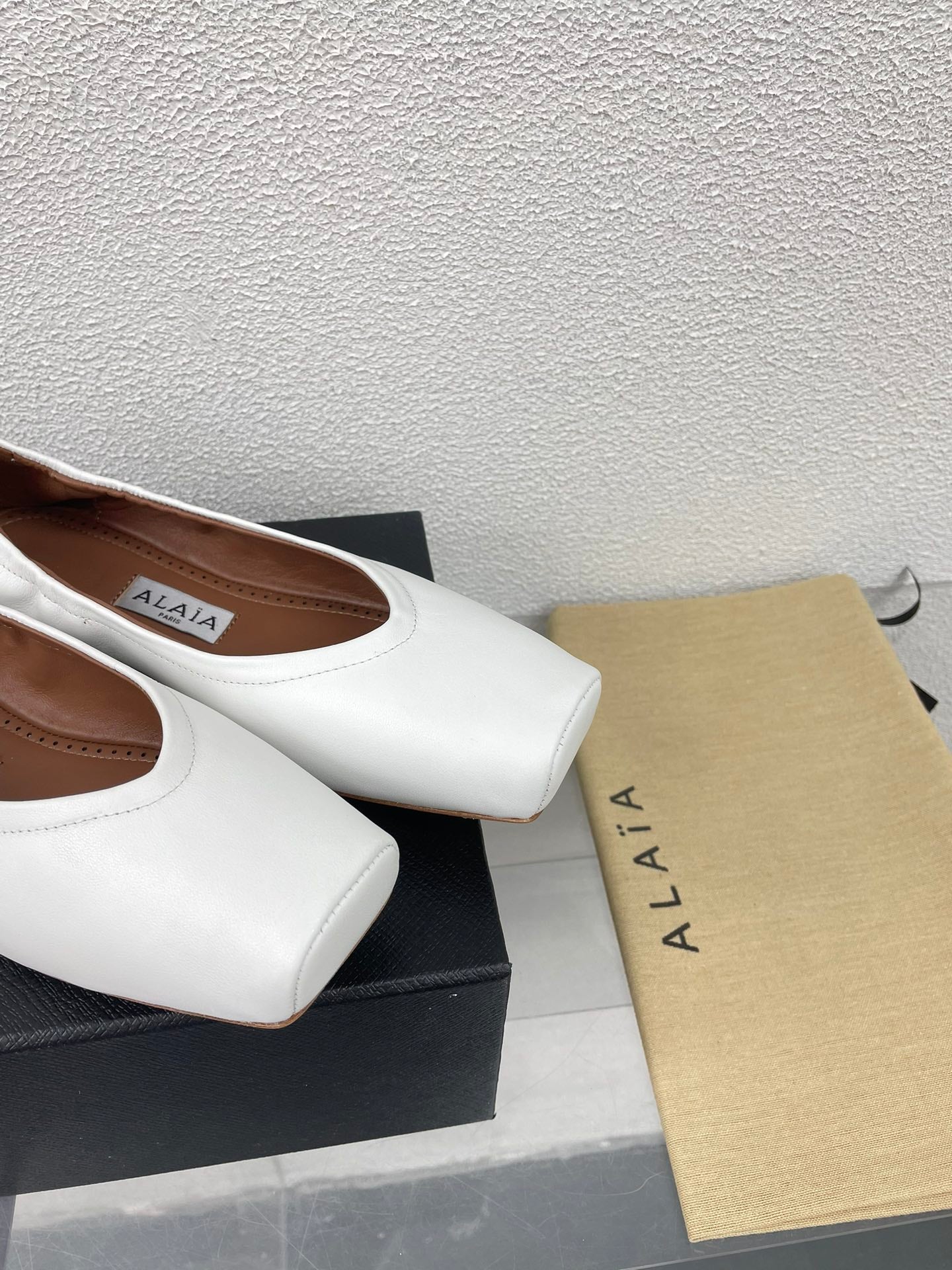 ALAIA BALLET FLATS IN WHITE CALFSKIN - 34