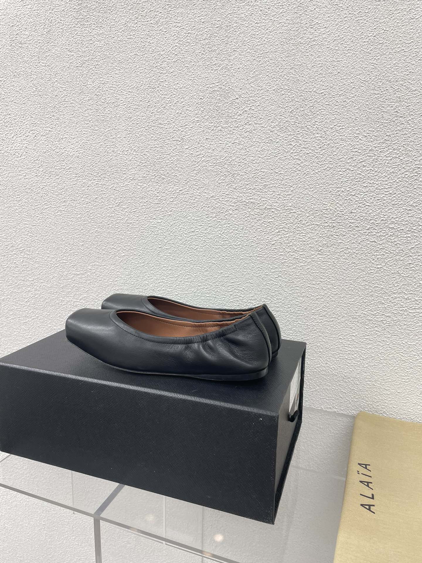 ALAIA BALLET FLATS IN BLACK CALFSKIN - 34
