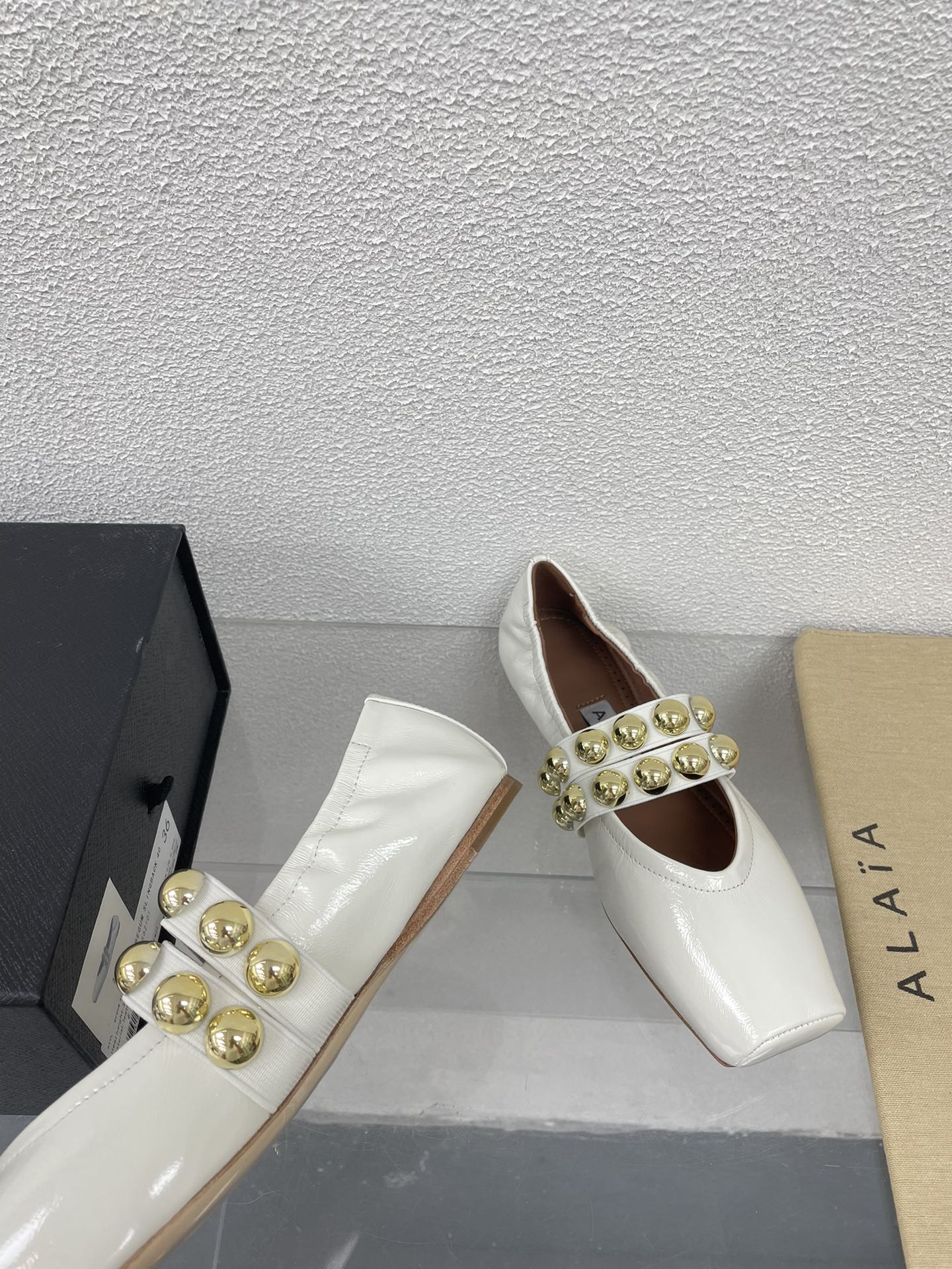 ALAIA MARY JANE PEARL IN GLOSSY WHITE LAMBSKIN - 34
