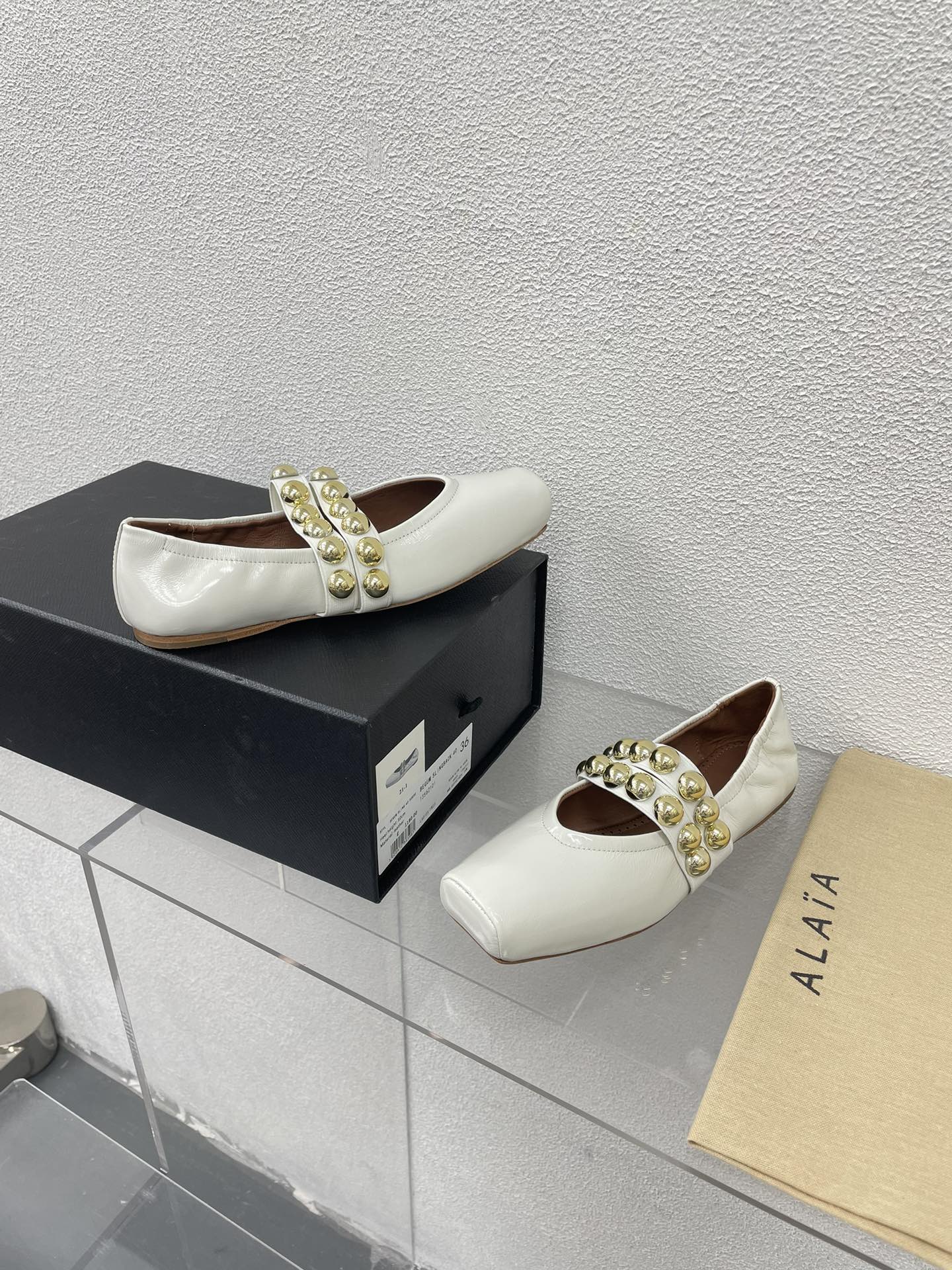 ALAIA MARY JANE PEARL IN GLOSSY WHITE LAMBSKIN - 34