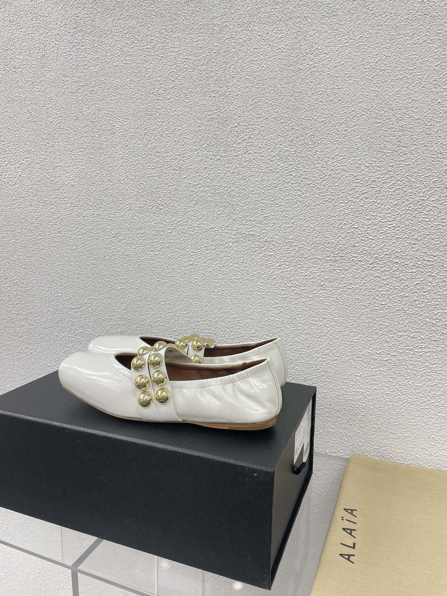 ALAIA MARY JANE PEARL IN GLOSSY WHITE LAMBSKIN - 34
