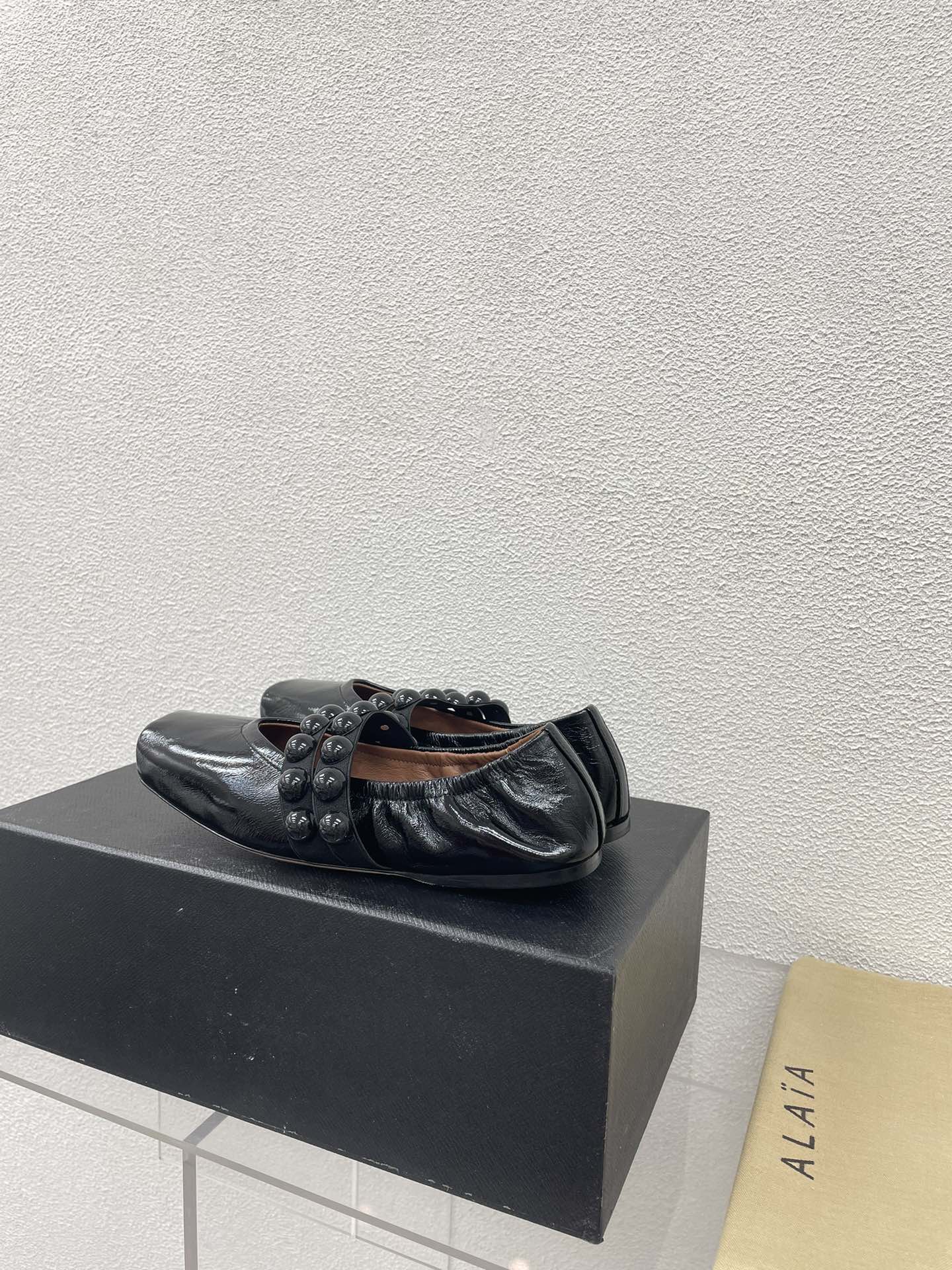 ALAIA MARY JANE PEARL IN GLOSSY BLACK LAMBSKIN - 34