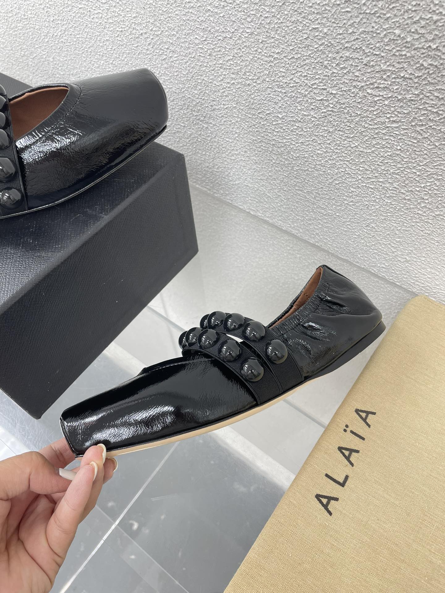 ALAIA MARY JANE PEARL IN GLOSSY BLACK LAMBSKIN - 34