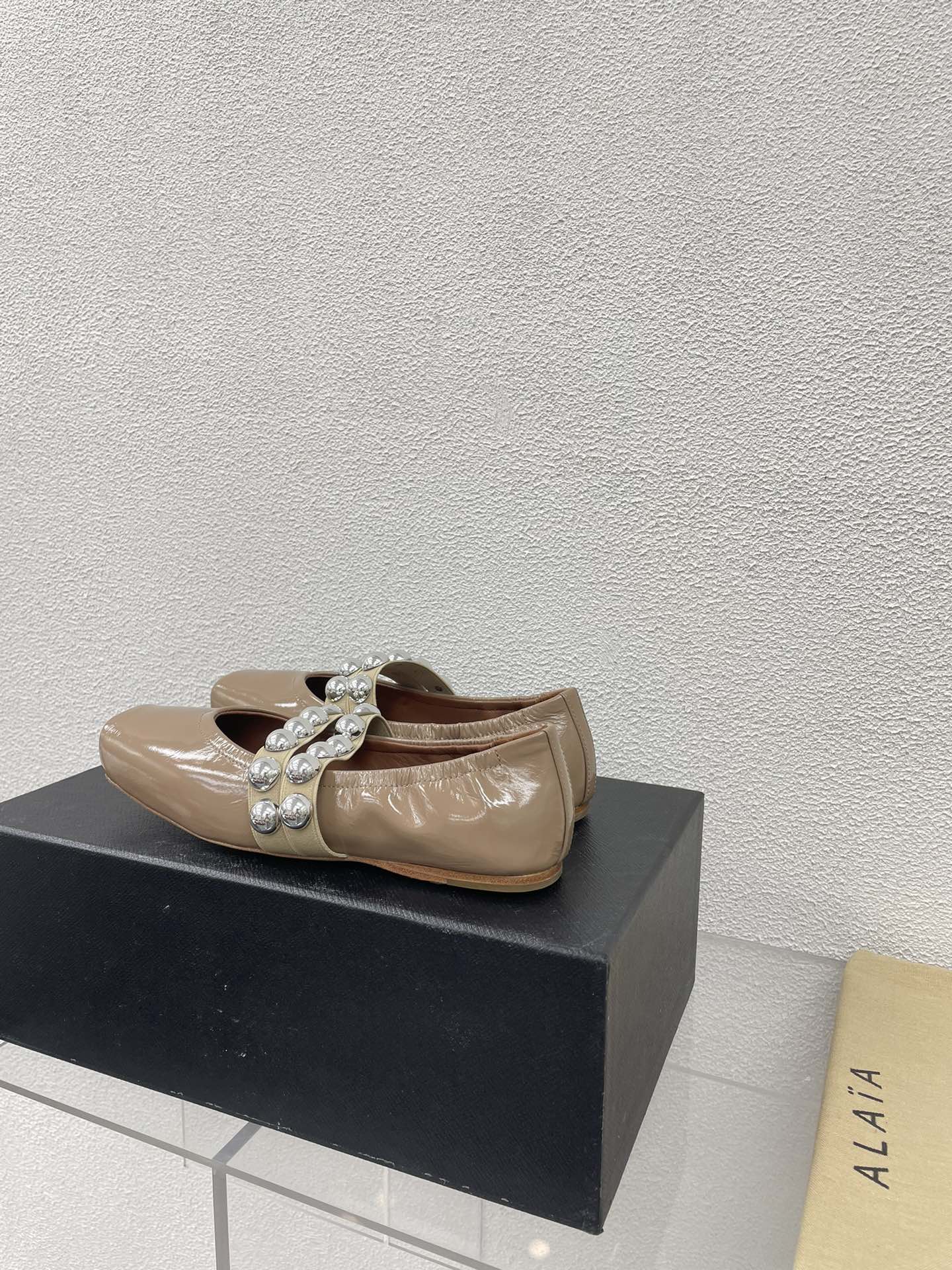 ALAIA MARY JANE PEARL IN GLOSSY BEIGE LAMBSKIN - 34