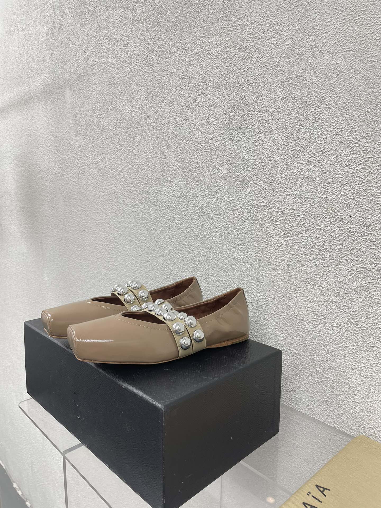 ALAIA MARY JANE PEARL IN GLOSSY BEIGE LAMBSKIN - 34