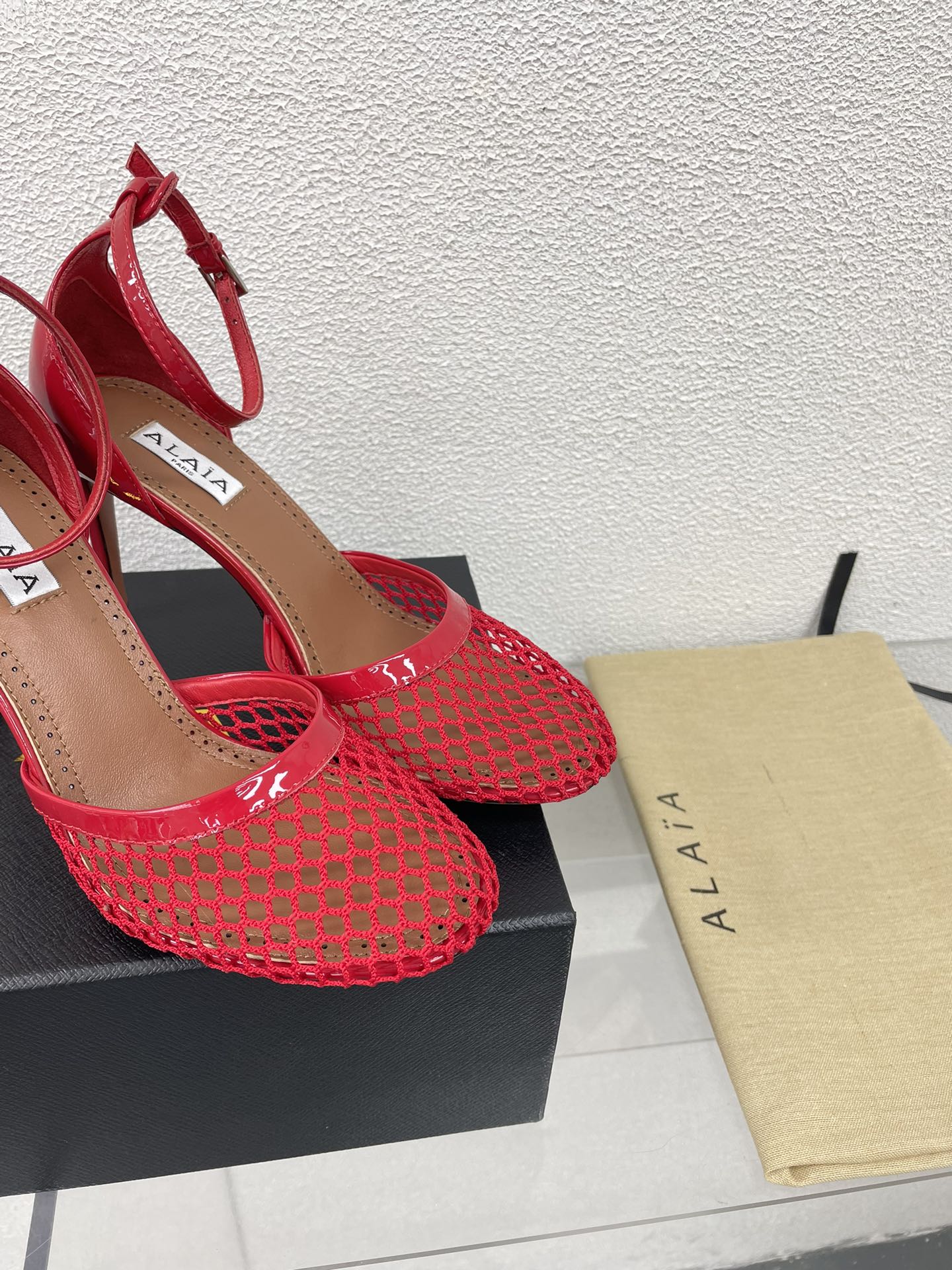 ALAIA HIGH FISHNET 9 CM PUMPS IN CHERRY RED MESH - 34