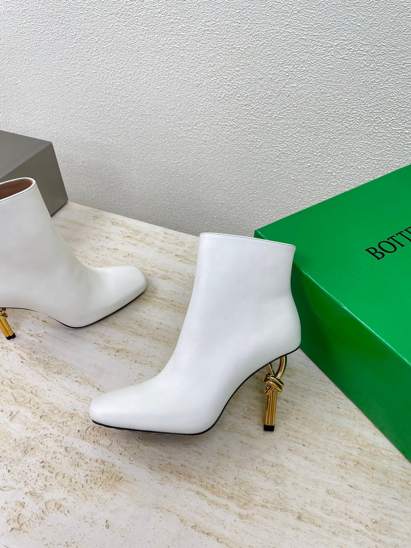 KNOT ANKLE BOOT IN WHITE CALFSKIN WITH GOLD METAL HEEL 9 CM - 34