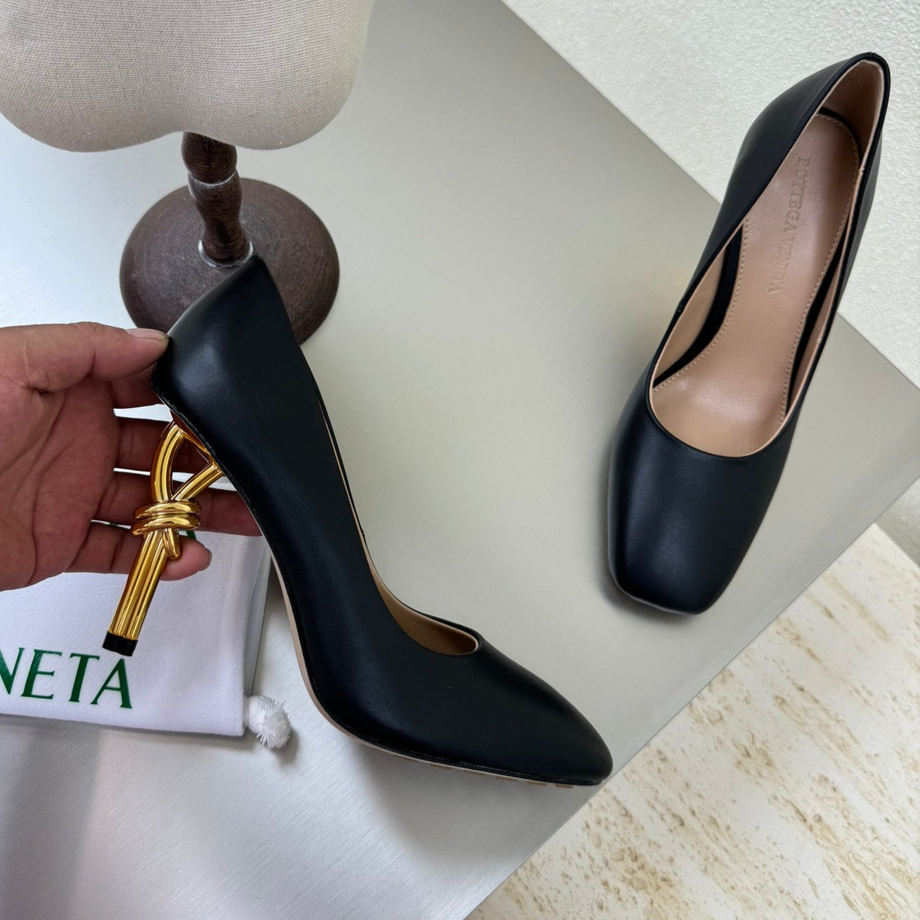 KNOT HIGH PUMP IN BLACK AND GOLD METAL HEEL 9 CM - 34
