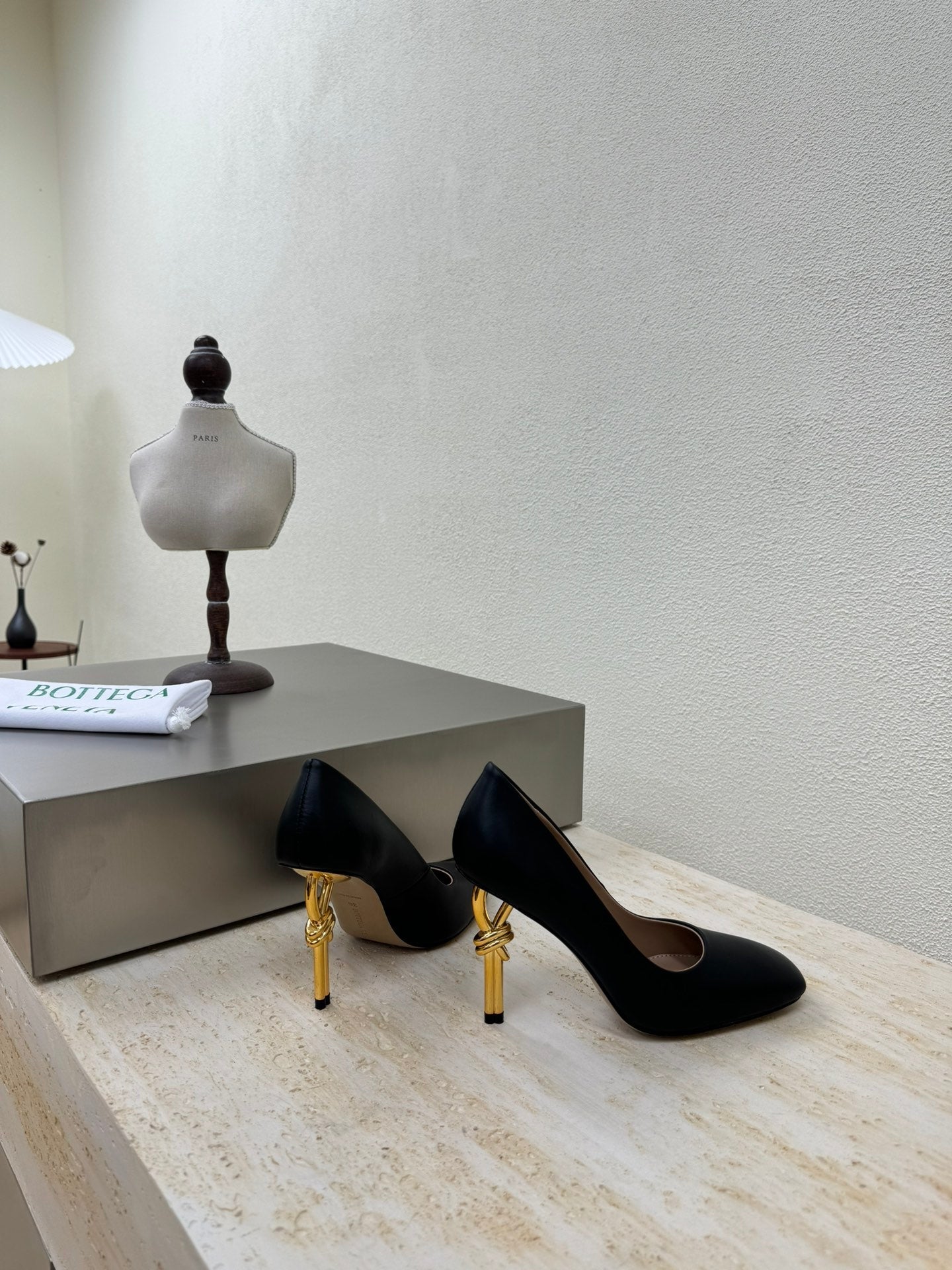 KNOT HIGH PUMP IN BLACK AND GOLD METAL HEEL 9 CM - 34